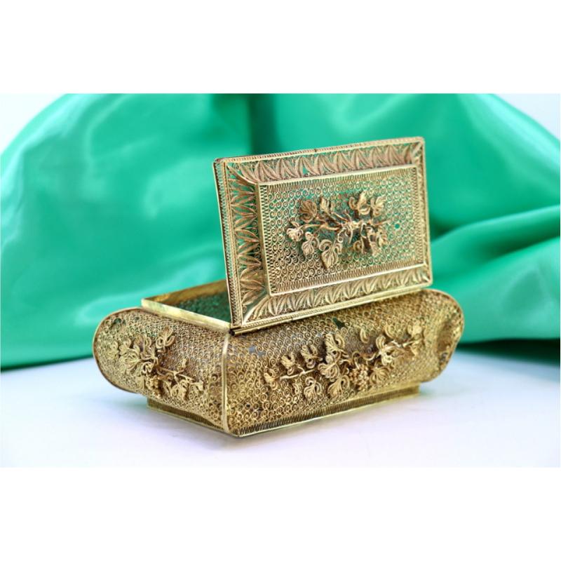 20th Century Gilded silver filigree box with floral applications and hinged lid For Sale