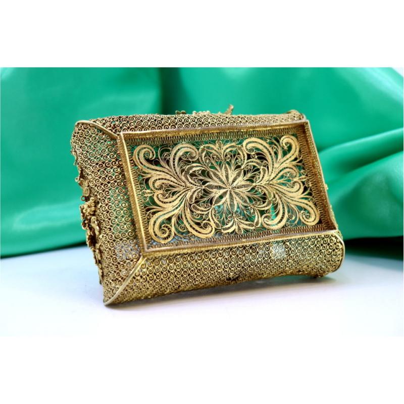 Silver Gilded silver filigree box with floral applications and hinged lid For Sale