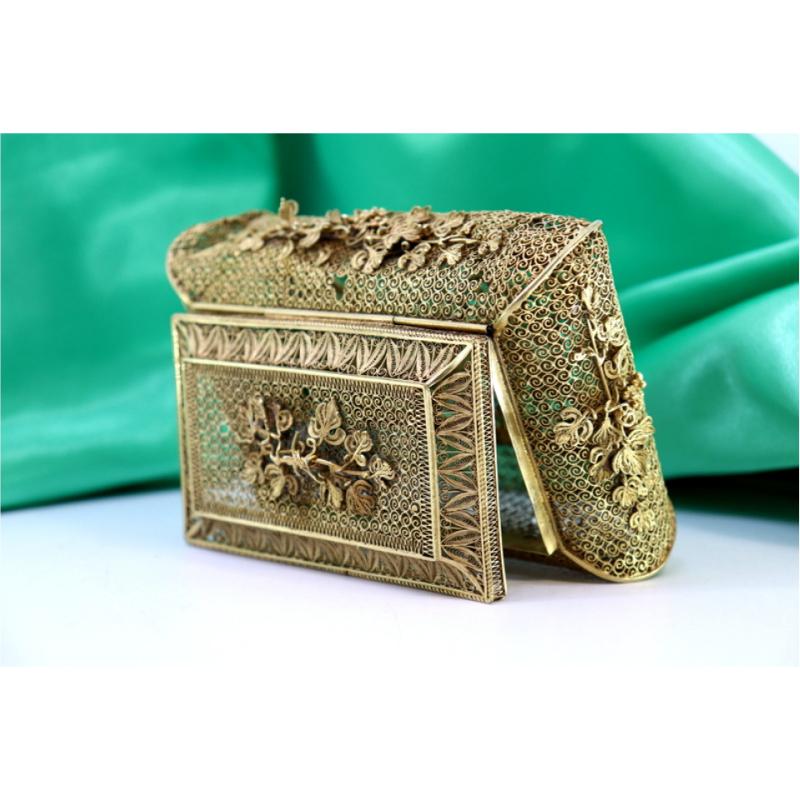 Gilded silver filigree box with floral applications and hinged lid For Sale 1