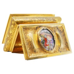 Portagioie in argento dorato con incisioni di piante e coperchio smaltato a forma di galante