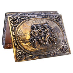 Portagioie in argento dorato con motivi di piante e scene di bambini giocosi