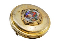 Scatola portagioie in argento dorato con rilievi e coperchio smaltato con scena galante