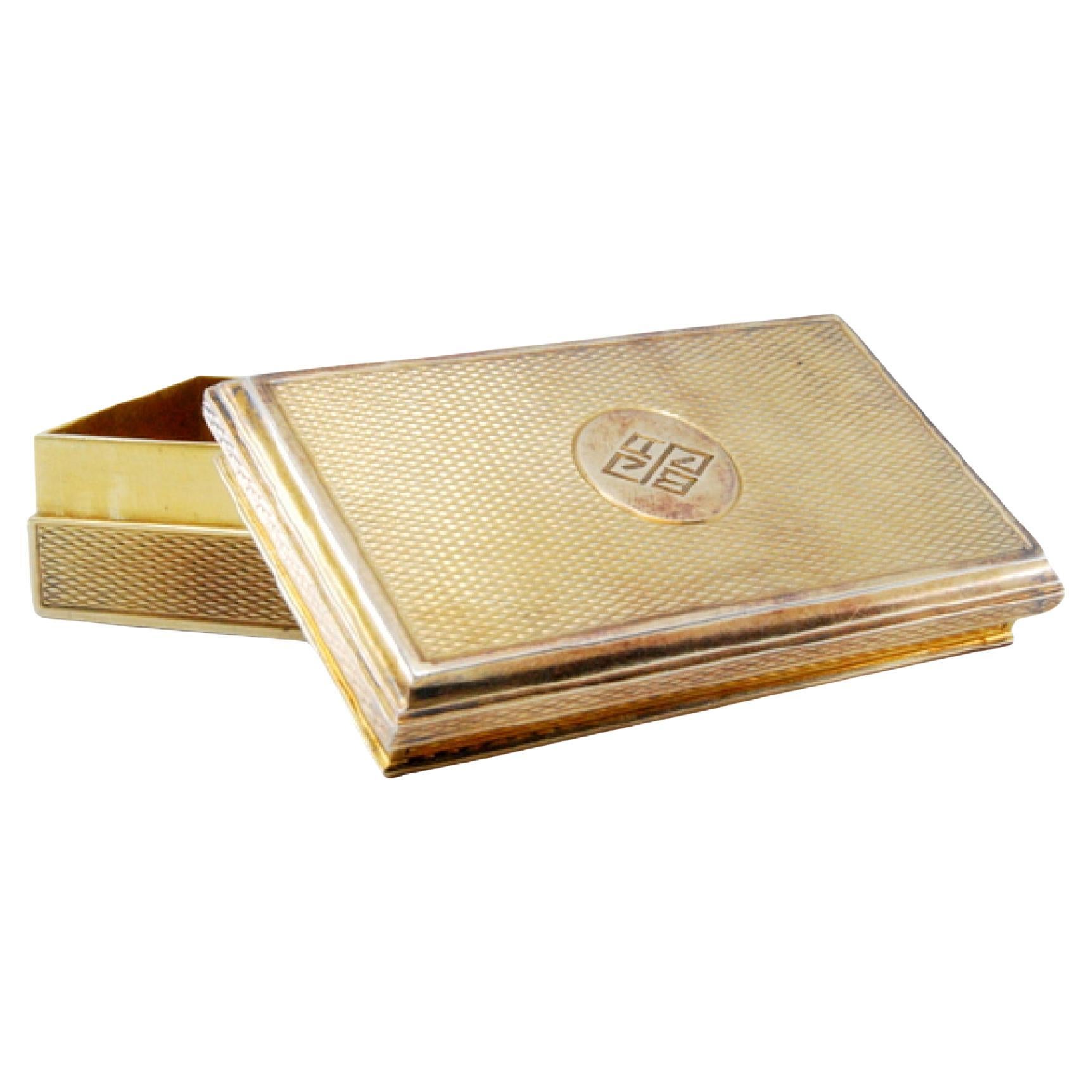 Boîte à pilules en argent doré avec couvercle guilloché et monogrammé en vente