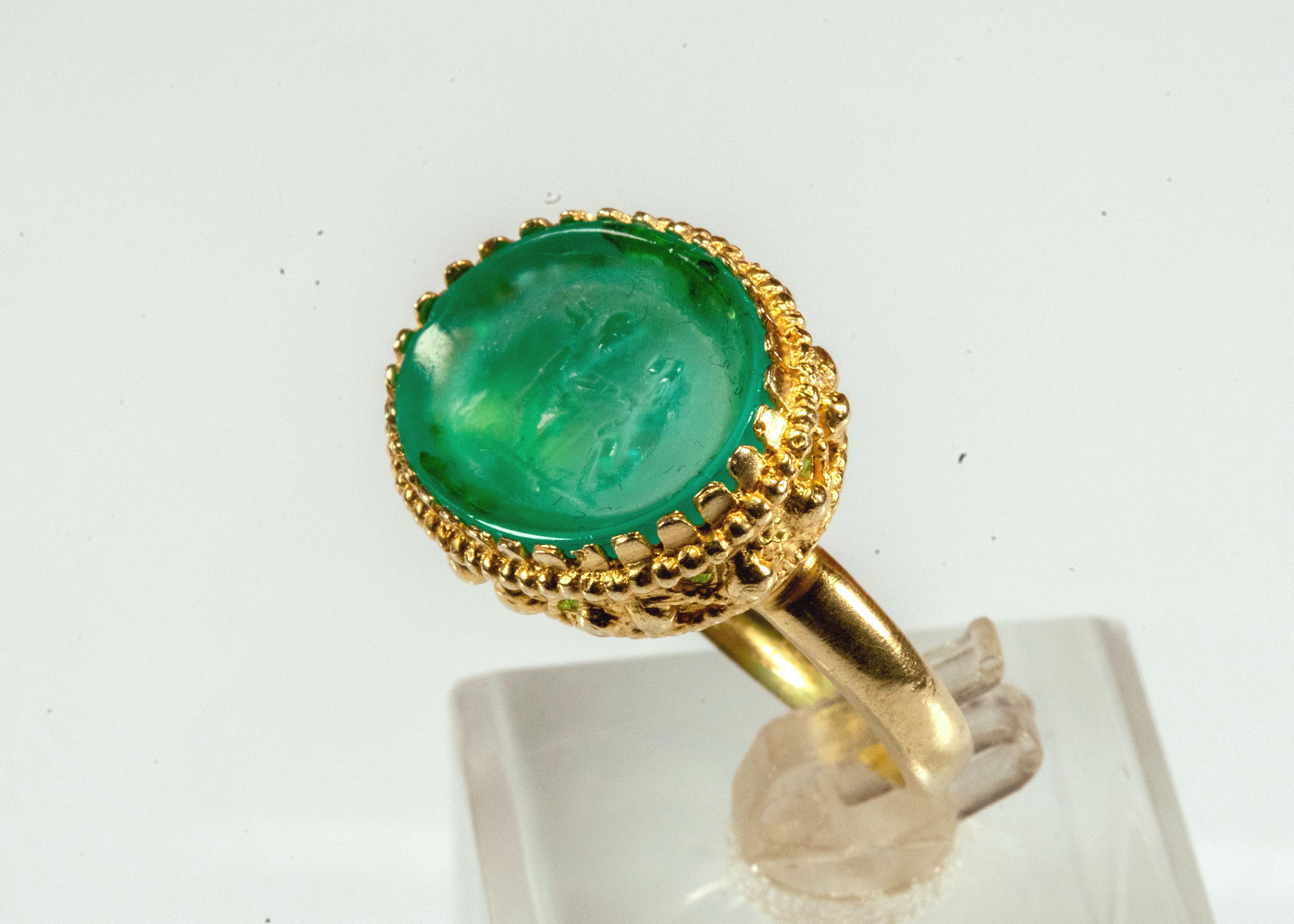 Pretty ring in 925 silver with oval cameo made of green glass paste, faithful reproduction of Etruscan jewelry.
The decorative technique with which Etruscans and ancient Romans made glass paste jewels, on which they depicted scenes of everyday life