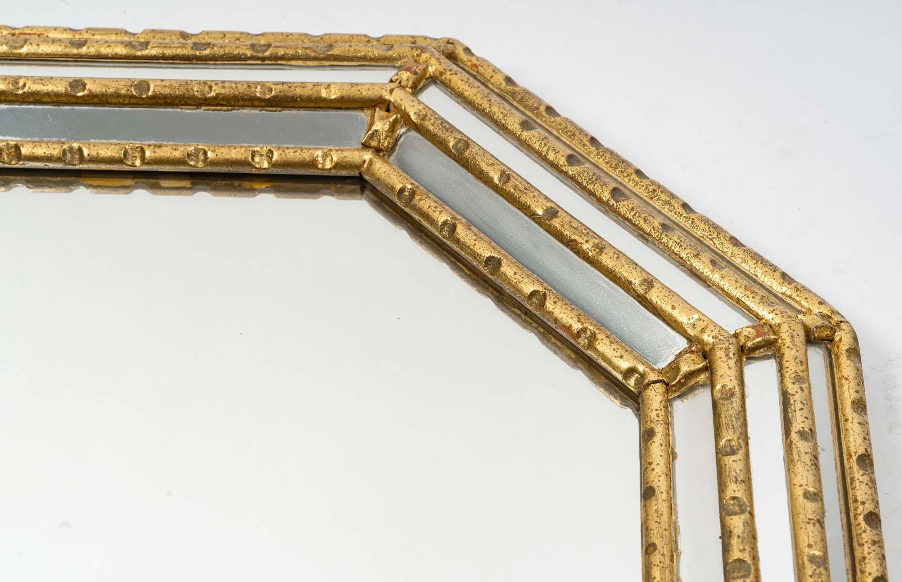Specchio in stucco dorato e cloisonné, XX secolo.

Specchio del XX secolo, arte moderna, specchio in stucco dorato e cloisonné.
H: 61 cm, L: 61 cm, P: 5 cm.
