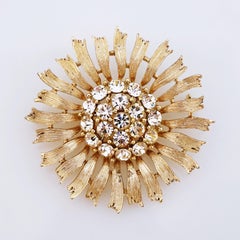 Broche figurative en forme de tournesol dorée avec pav en cristal de Lisner, années 1950