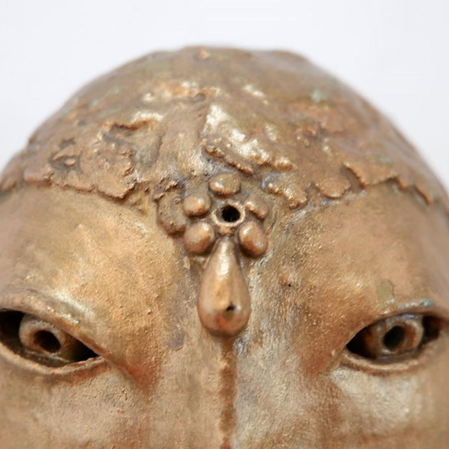 Scultura di testa di donna in terracotta dorata in vendita 5