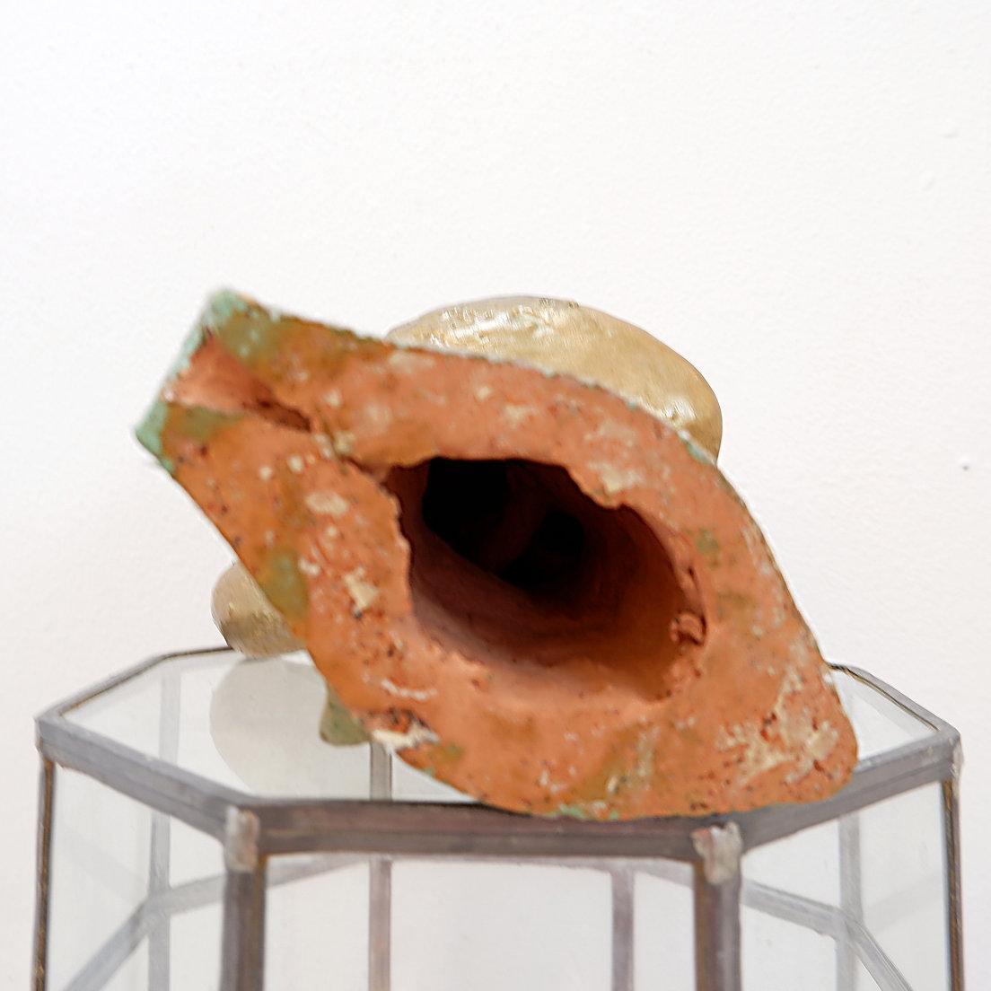 Scultura di testa di donna in terracotta dorata in vendita 8
