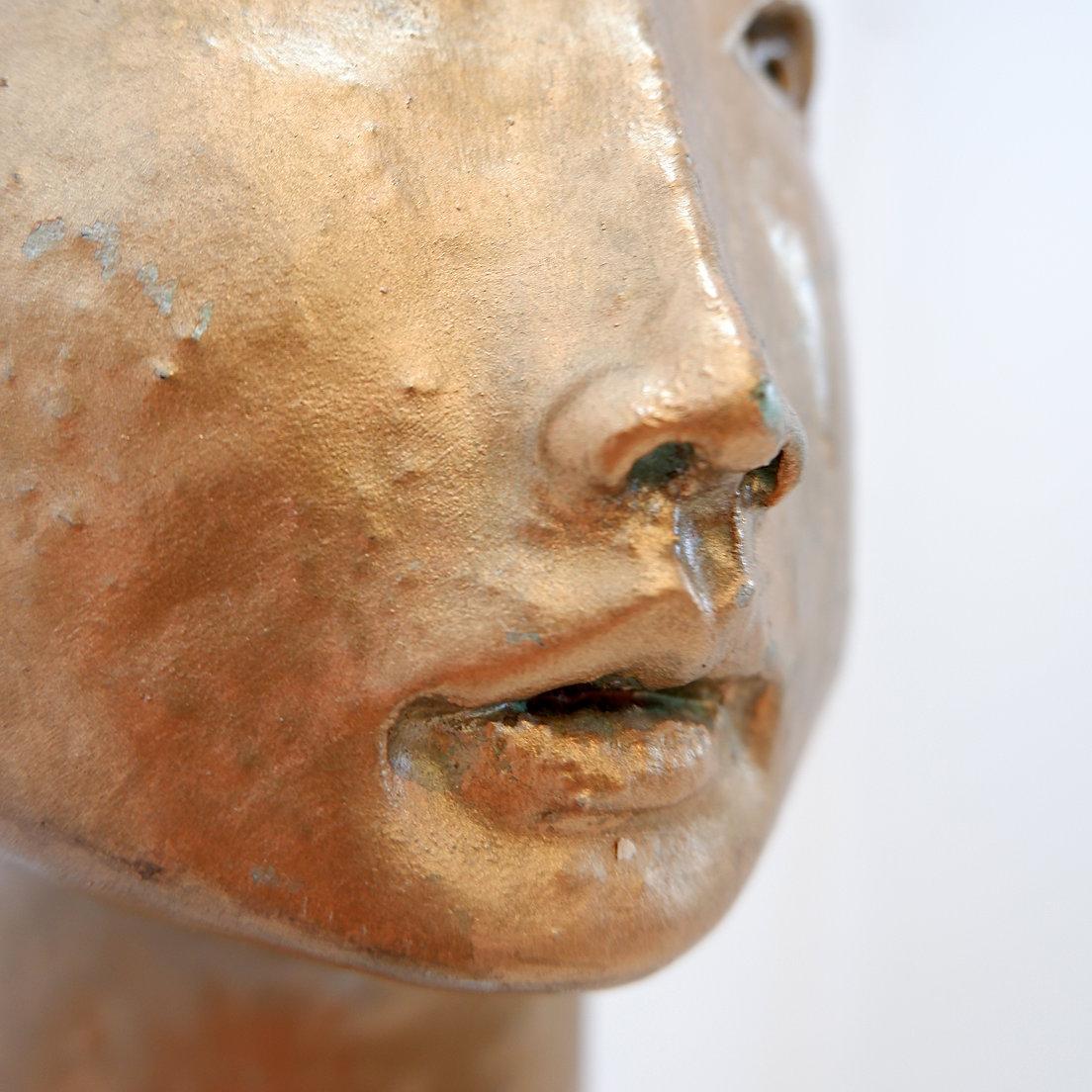 Scultura di testa di donna in terracotta dorata in vendita 9