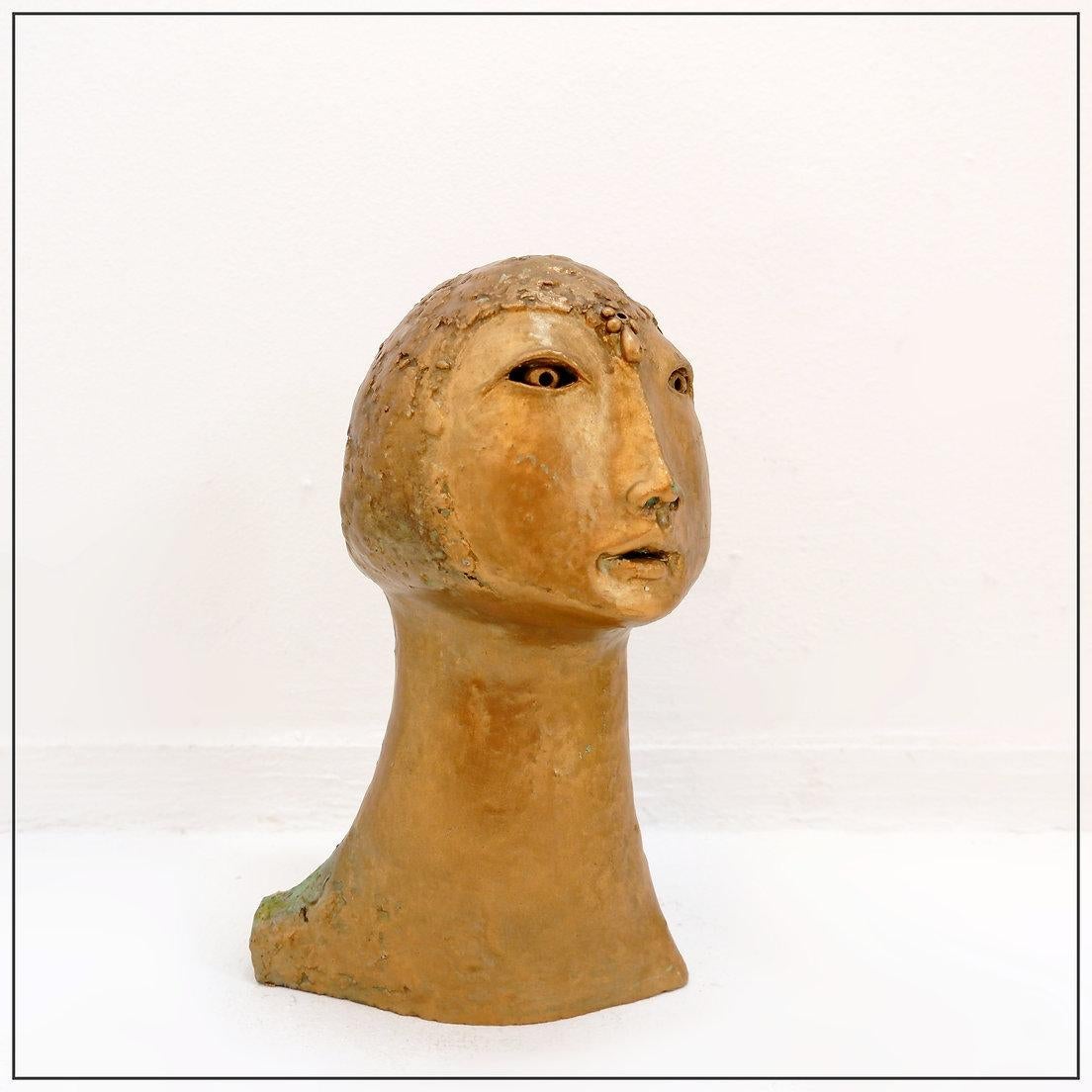 Scultura di testa di donna in terracotta dorata in vendita 1