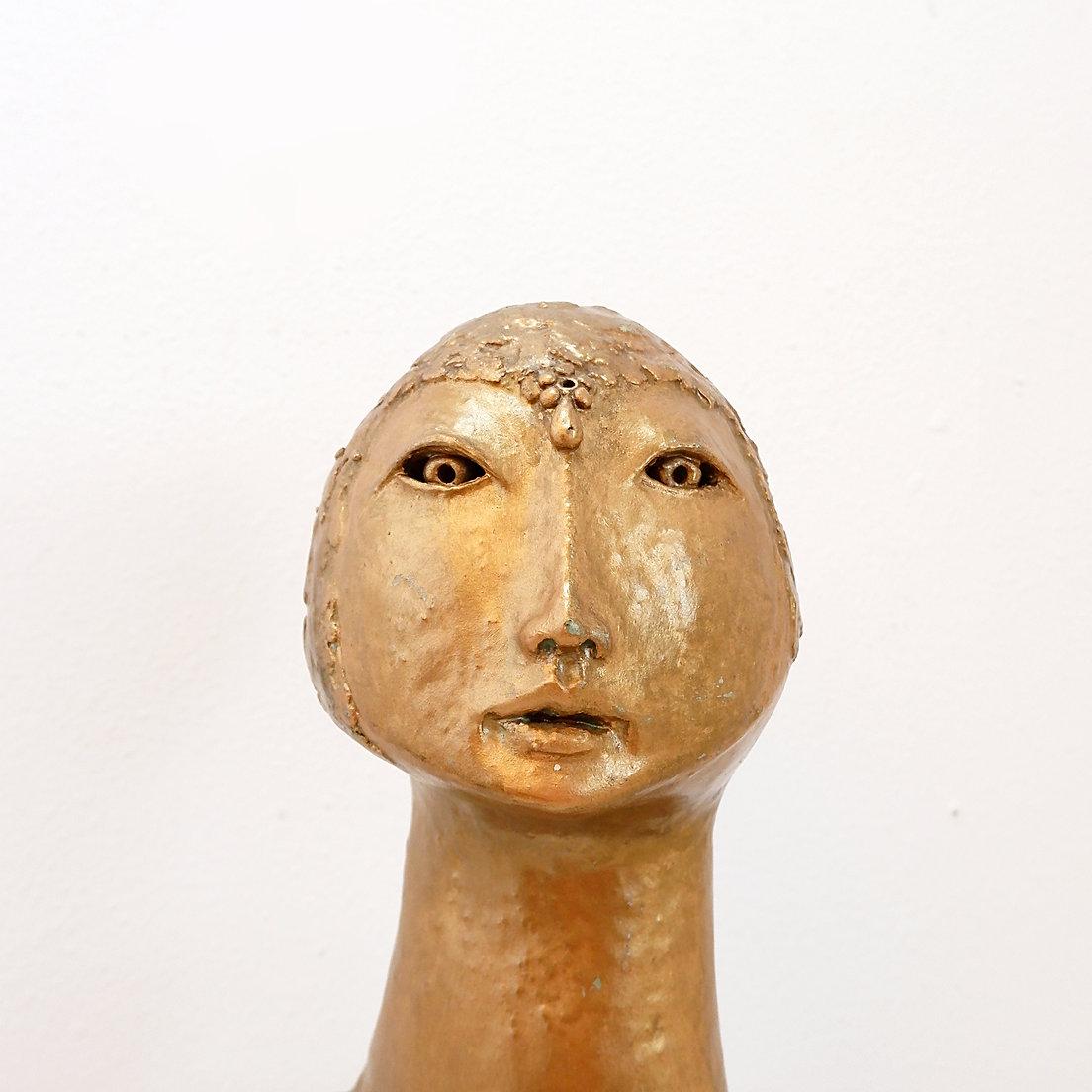 Scultura di testa di donna in terracotta dorata in vendita 2