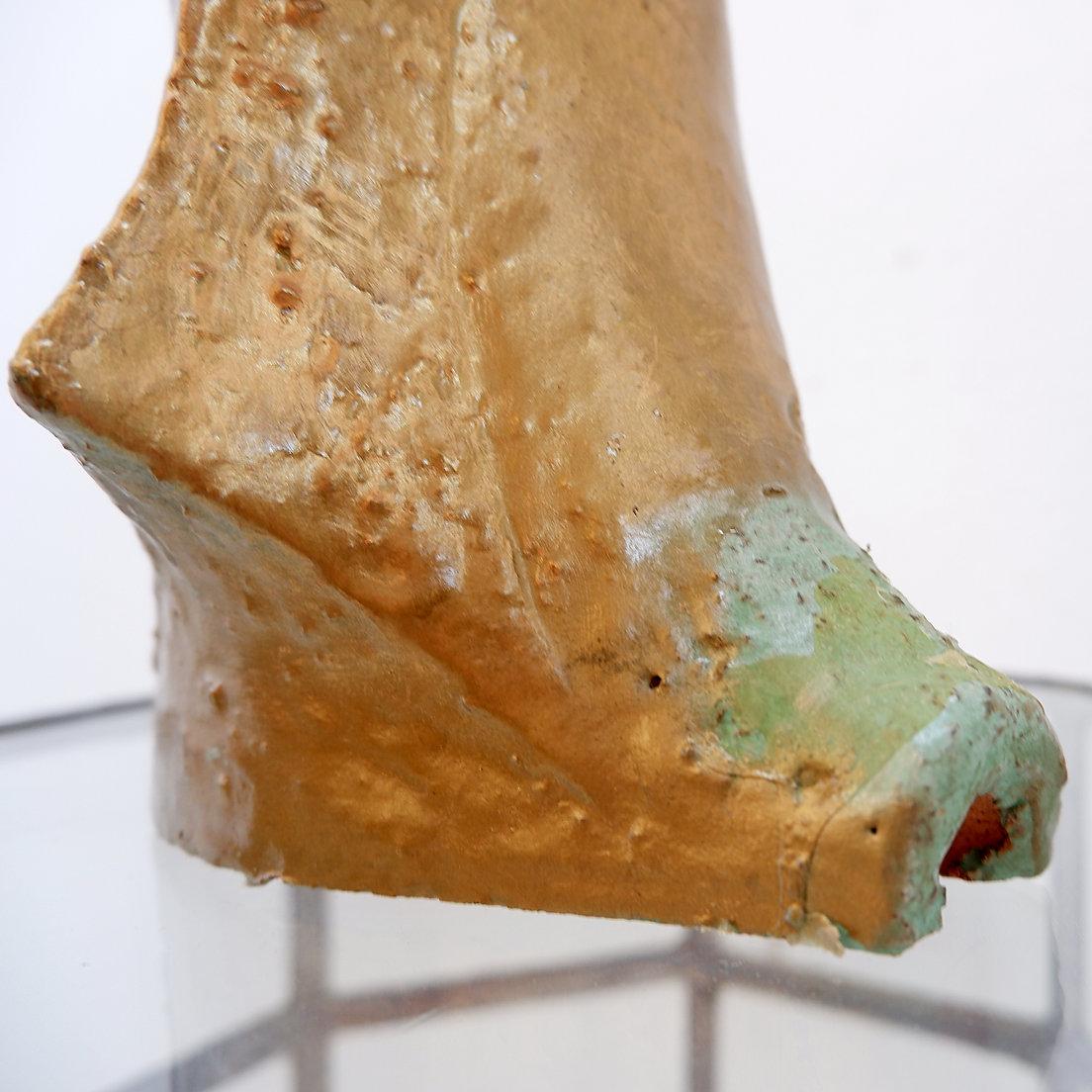 Scultura di testa di donna in terracotta dorata in vendita 3