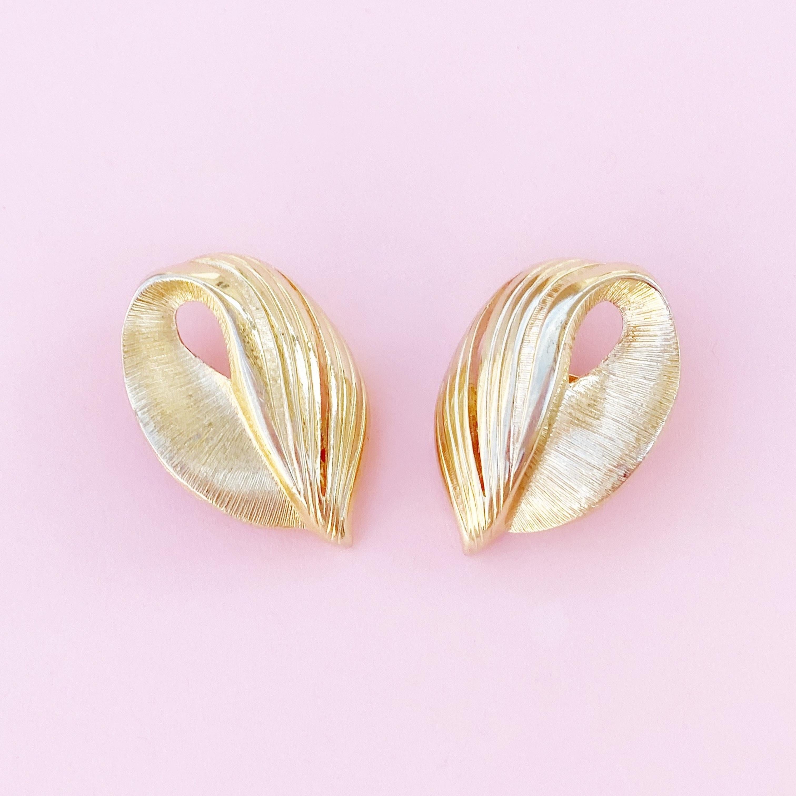 Modern Gilded Textured Abstract Leaf Earrings, 1980s For Sale