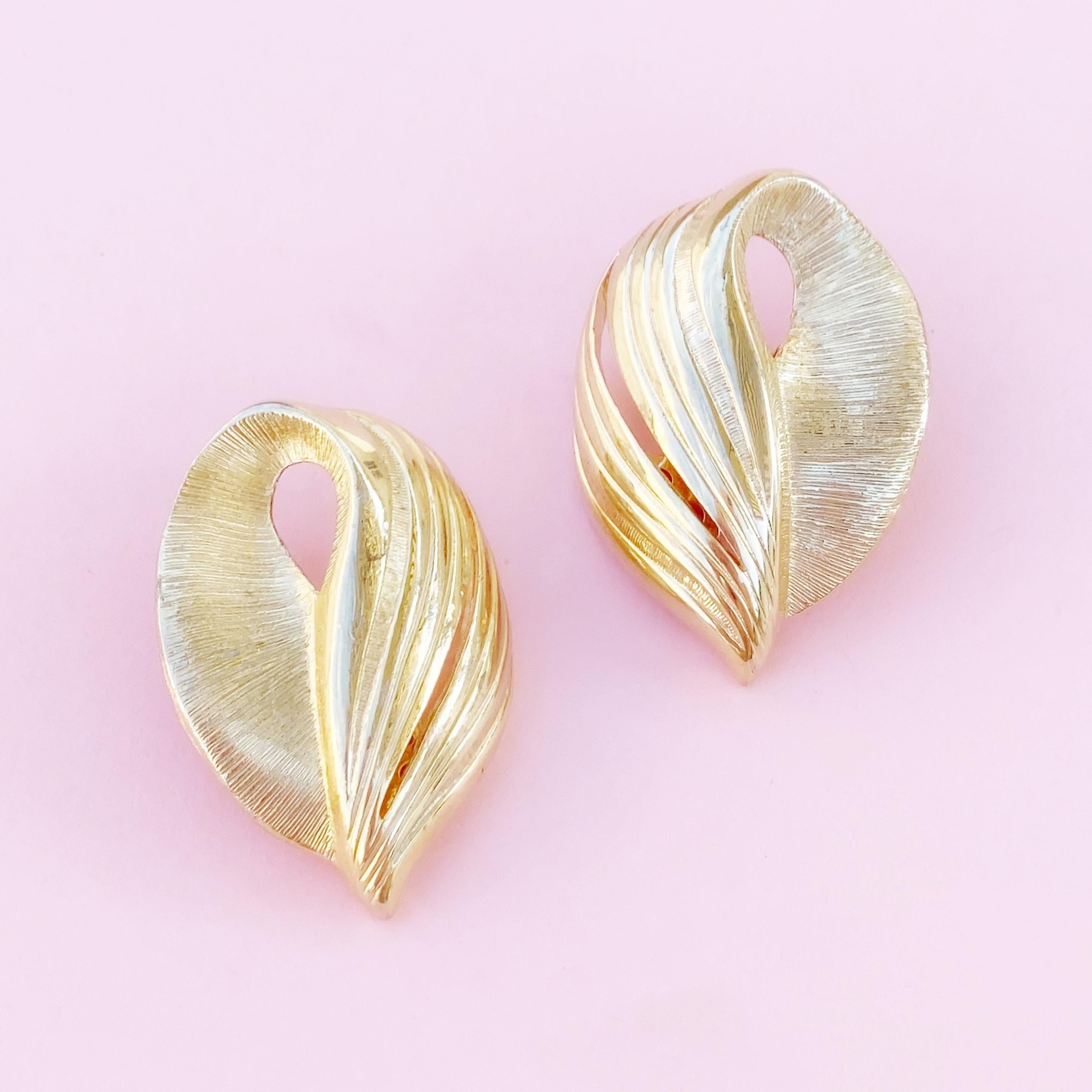 Gilded Textured Abstract Leaf Earrings, 1980s In Good Condition For Sale In McKinney, TX