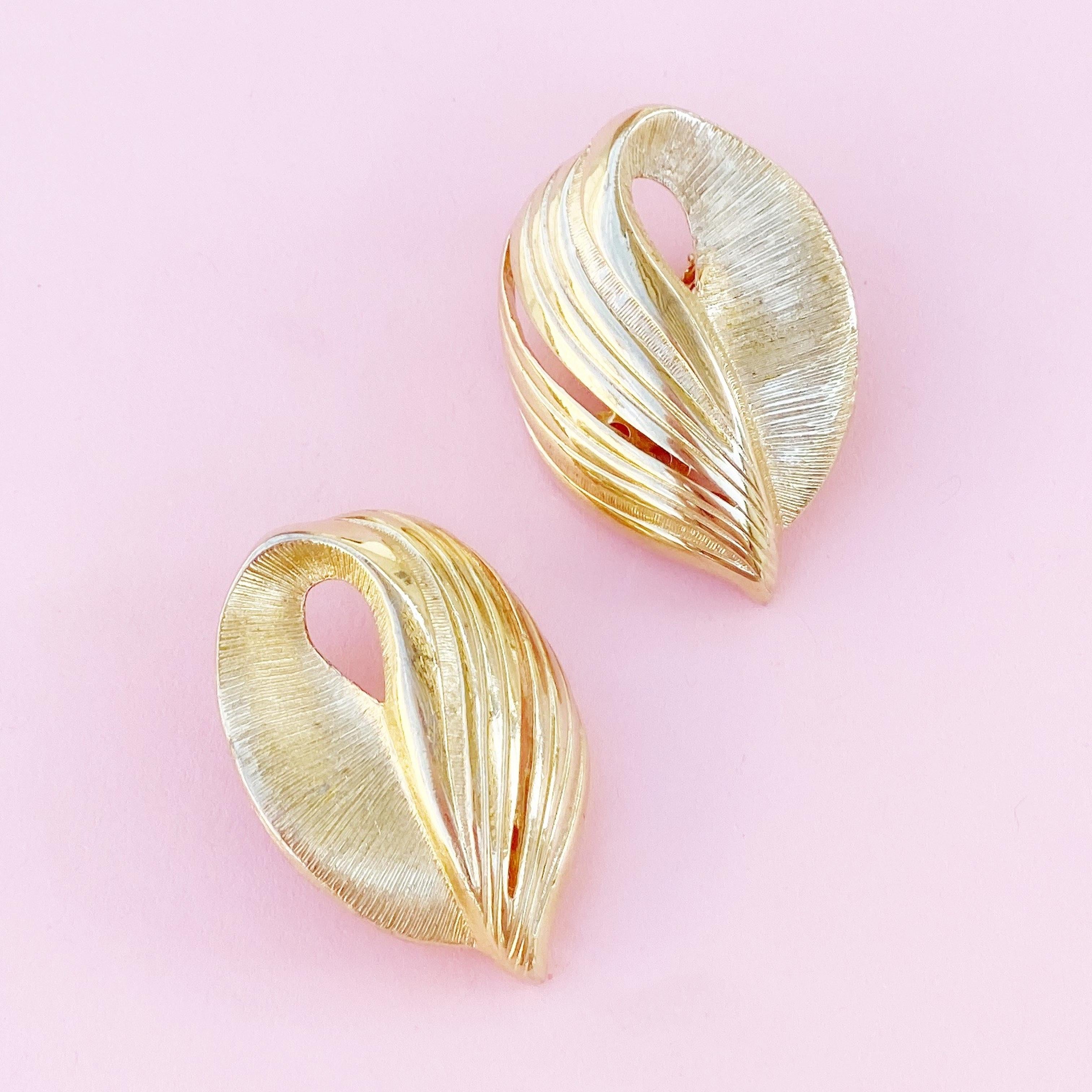 Vergoldete strukturierte abstrakte Blätter-Ohrringe, 1980er Jahre Damen im Angebot