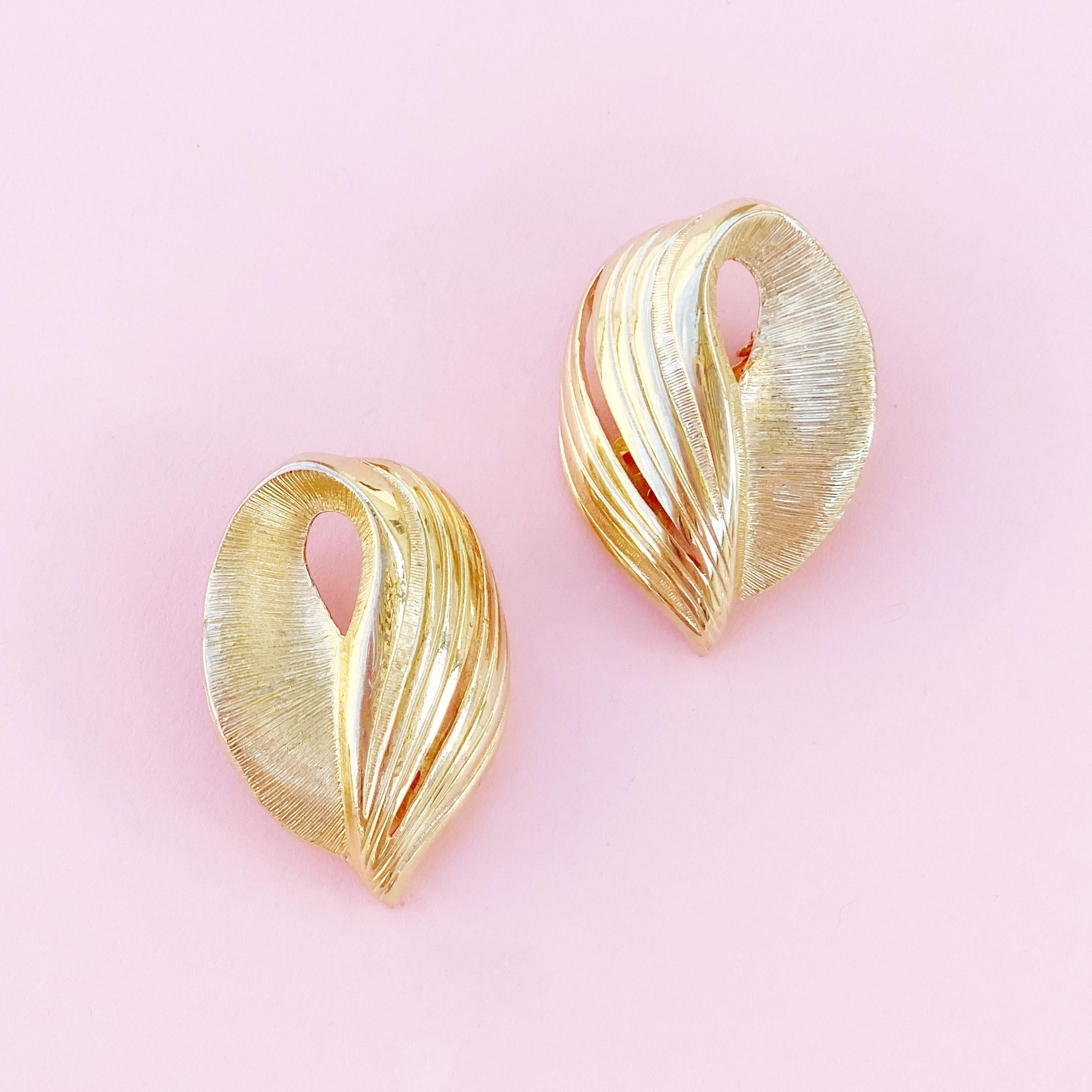 Gilded Textured Abstract Leaf Earrings, 1980s For Sale 1