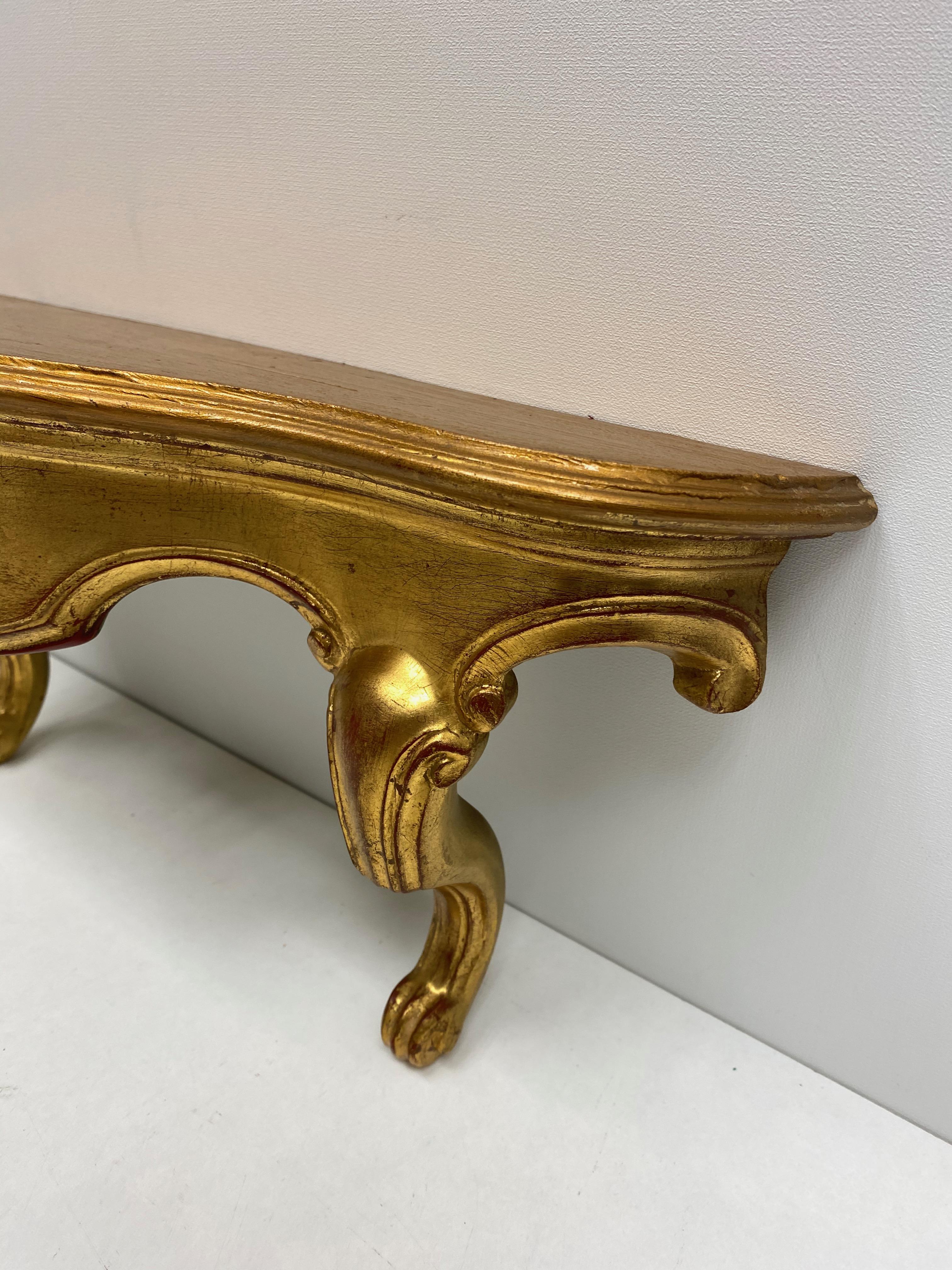 Beautiful petite gilded tole wall shelf Hollywood Regency style, vintage, Italy, 1960s. Nice addition to any room or hall entry.