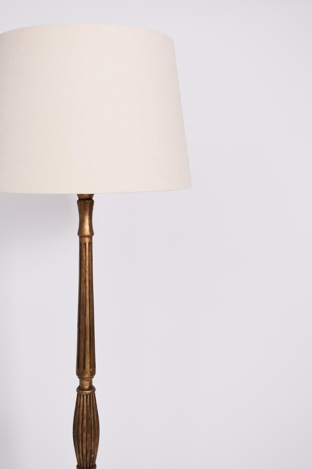 Lámpara de pie de madera torneada dorada, años 30. Francés en venta
