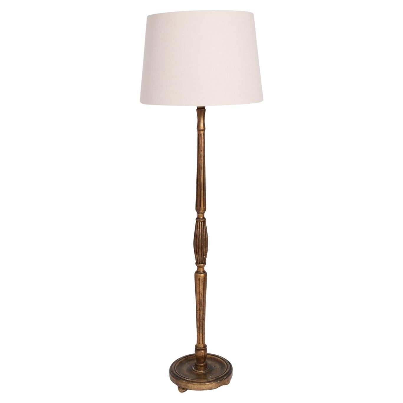 Vergoldete Stehlampe aus gedrechseltem Holz, 1930er Jahre.