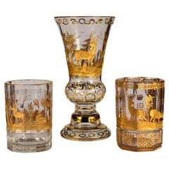 Vase doré + Deux verres dorés - Motif de chasse. 20e siècle