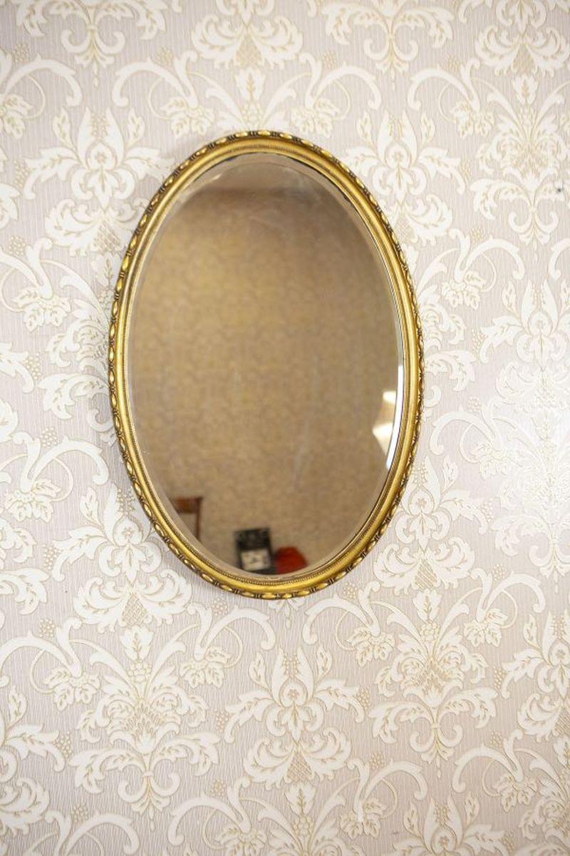 Espejo de pared dorado de estilo Luis XVI, principios del siglo XX

Espejo ovalado del periodo de entreguerras, con marco de madera y adornos de escayola. Elegante y atemporal, este exquisito espejo ovalado se inspira en la refinada estética del
