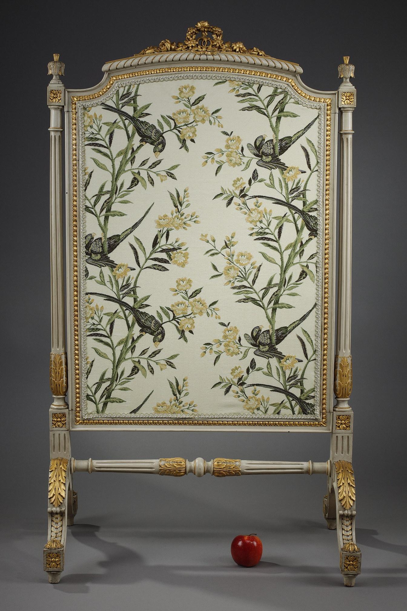 Beautiful Louis XVI style fire screen in carved wood partially gilded with parrots. The pediment is decorated with a frieze of gadroons covered with a garland of flowers gathered in a knotted crown in the centre. The uprights are in the form of