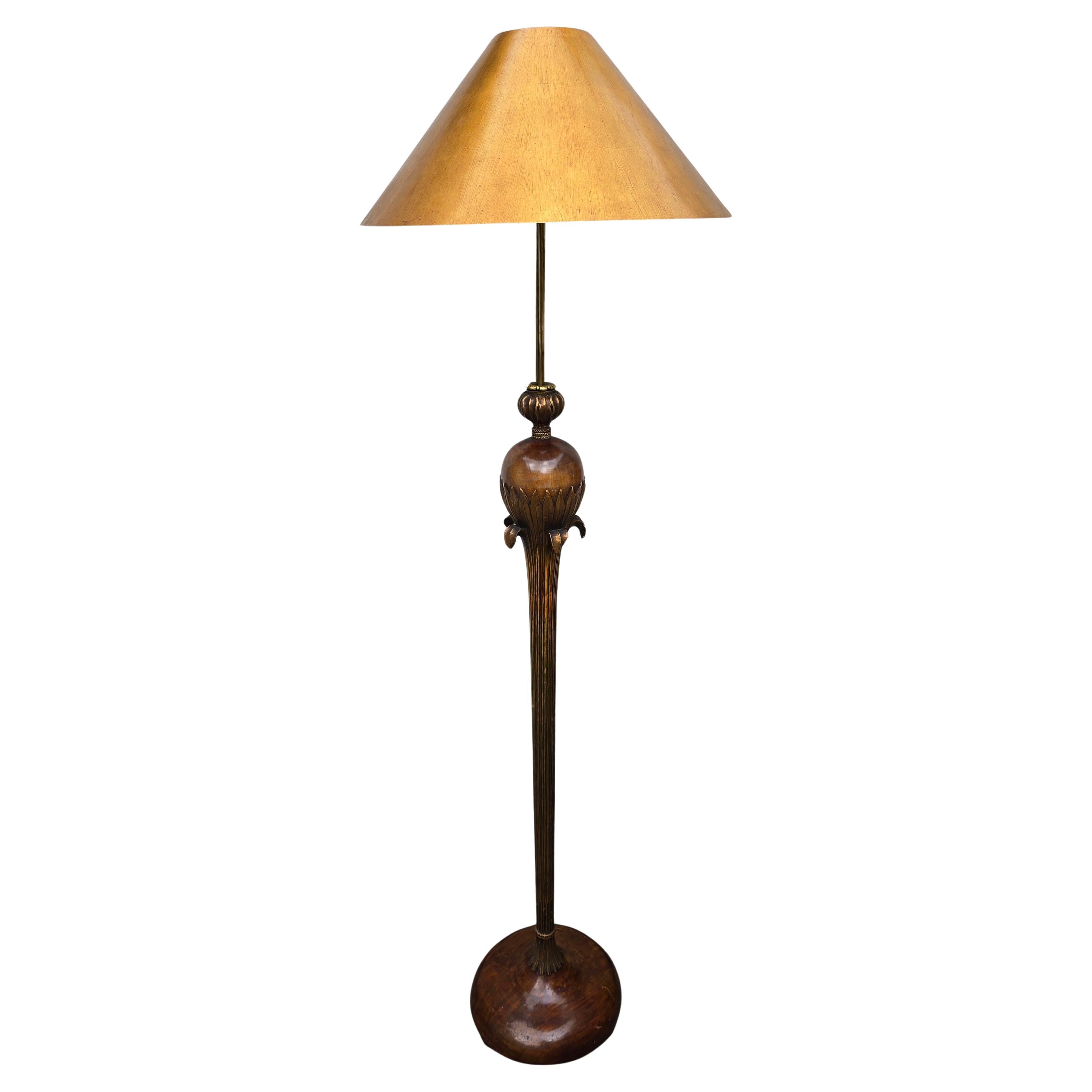 Rara lámpara de pie atribuida a Alfred Chambon, Francia, hacia 1900

Excepcional y rara lámpara de pie atribuida al arquitecto francés Alfred Chambon (1860-1926), de hacia 1900. Esta pieza presenta un fuste de madera finamente tallado y estriado, un