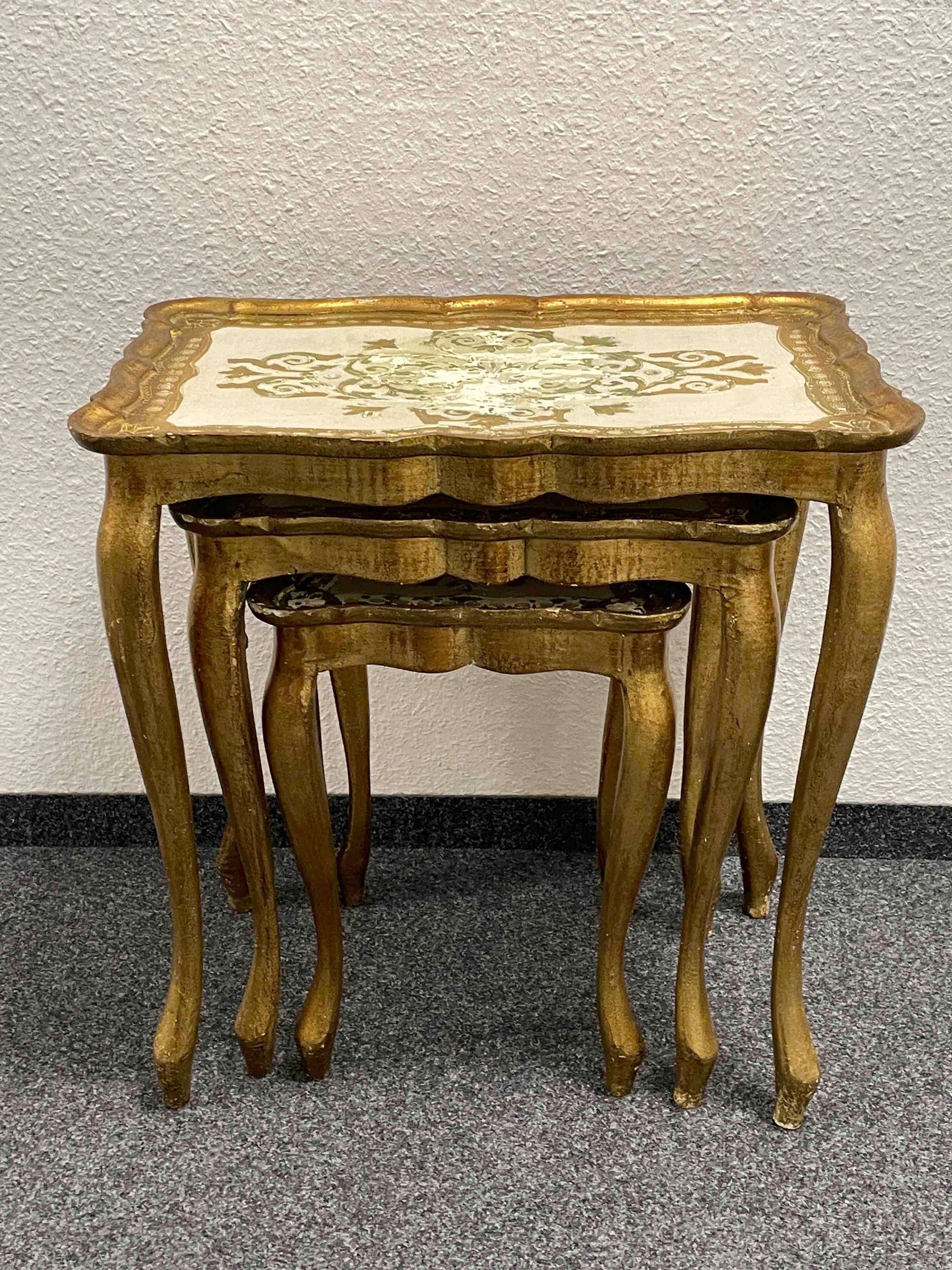 Set aus drei verschachtelten Tischen aus vergoldetem Holz im Florentiner Hollywood-Regency-Stil im Angebot 1