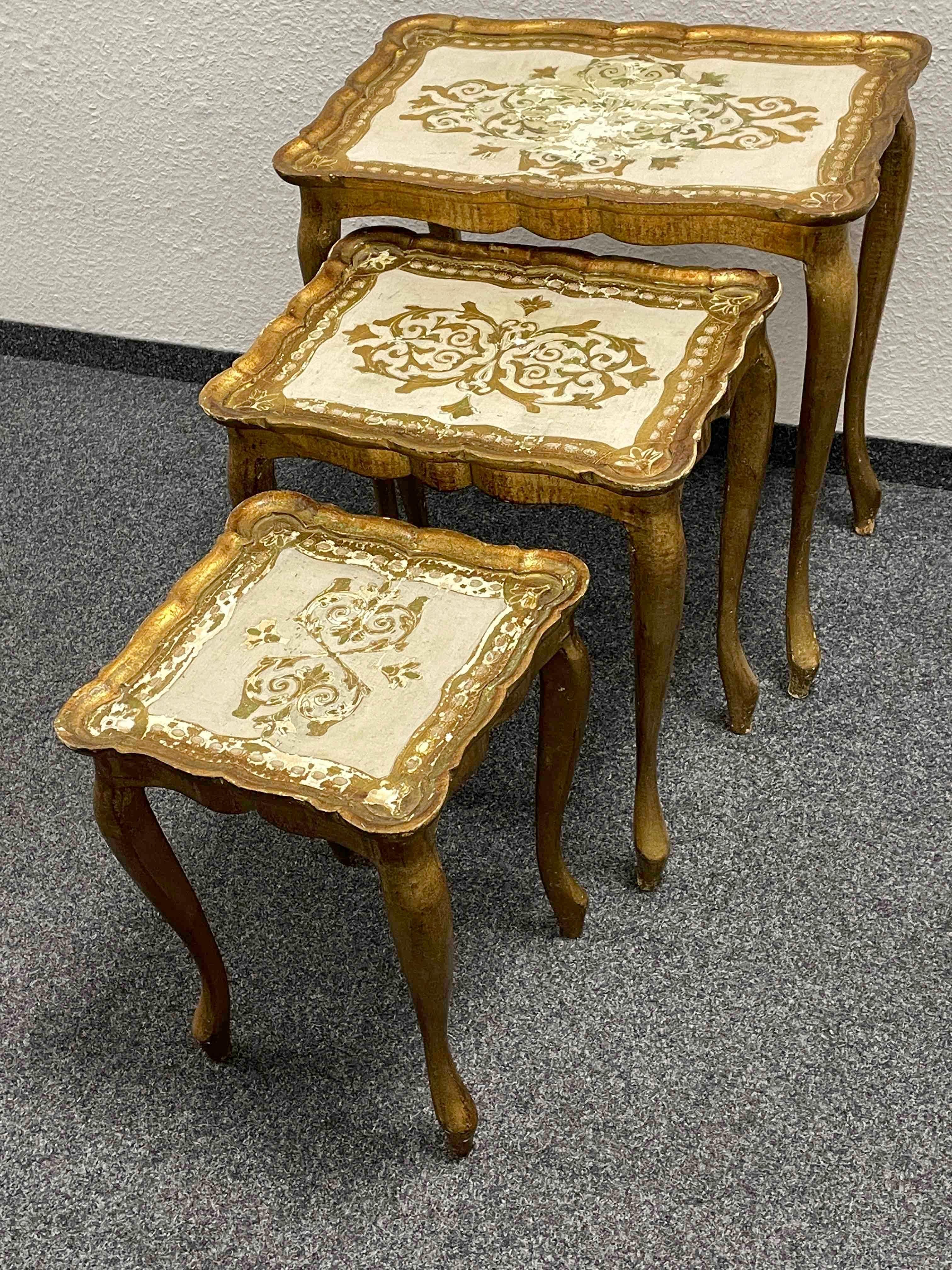 Gilded Wood Florentine Hollywood Regency Style Tole Set of Three Nesting Tables For Sale 2