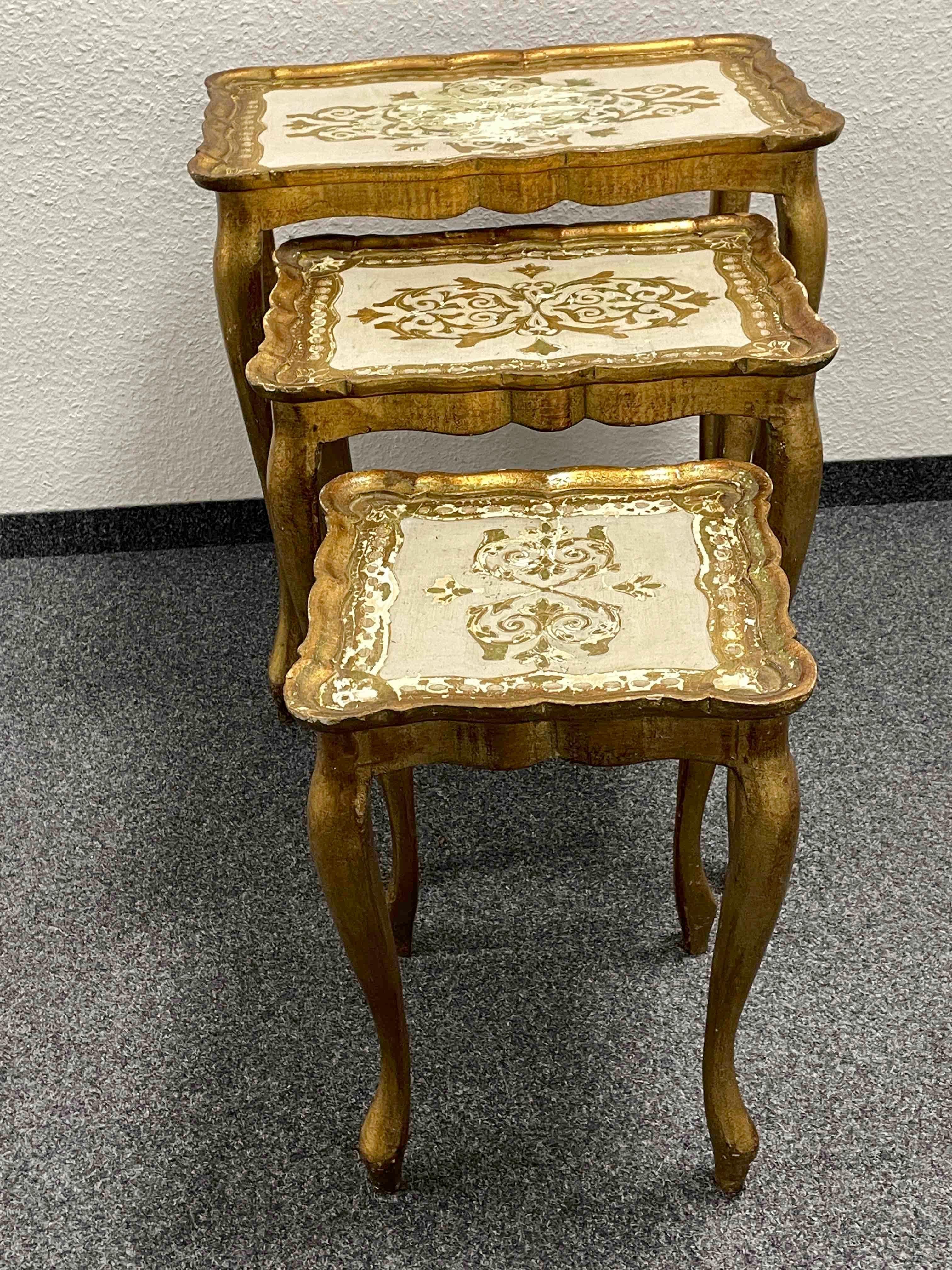 Set aus drei verschachtelten Tischen aus vergoldetem Holz im Florentiner Hollywood-Regency-Stil im Angebot 3