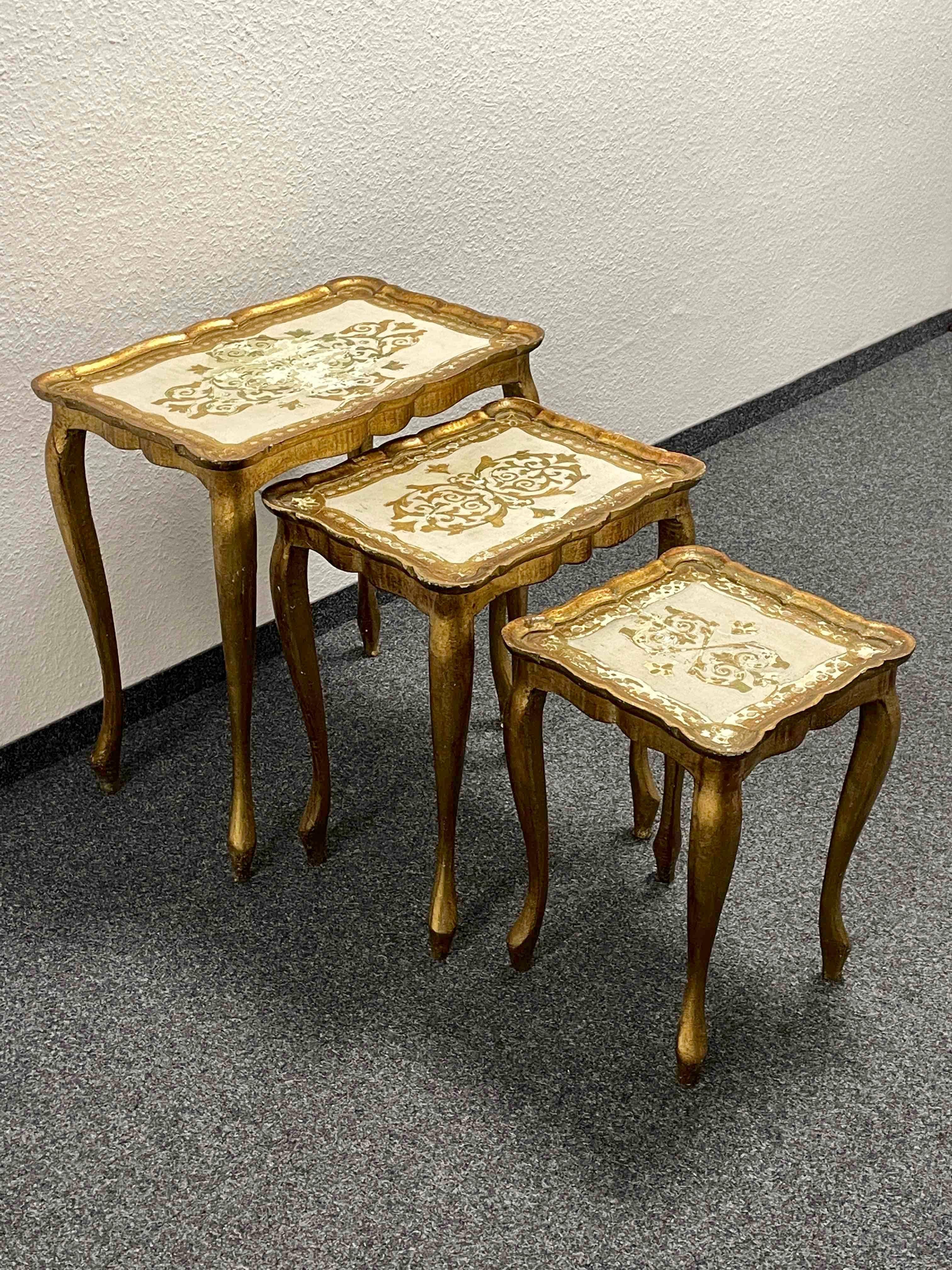Gilded Wood Florentine Hollywood Regency Style Tole Set of Three Nesting Tables For Sale 4