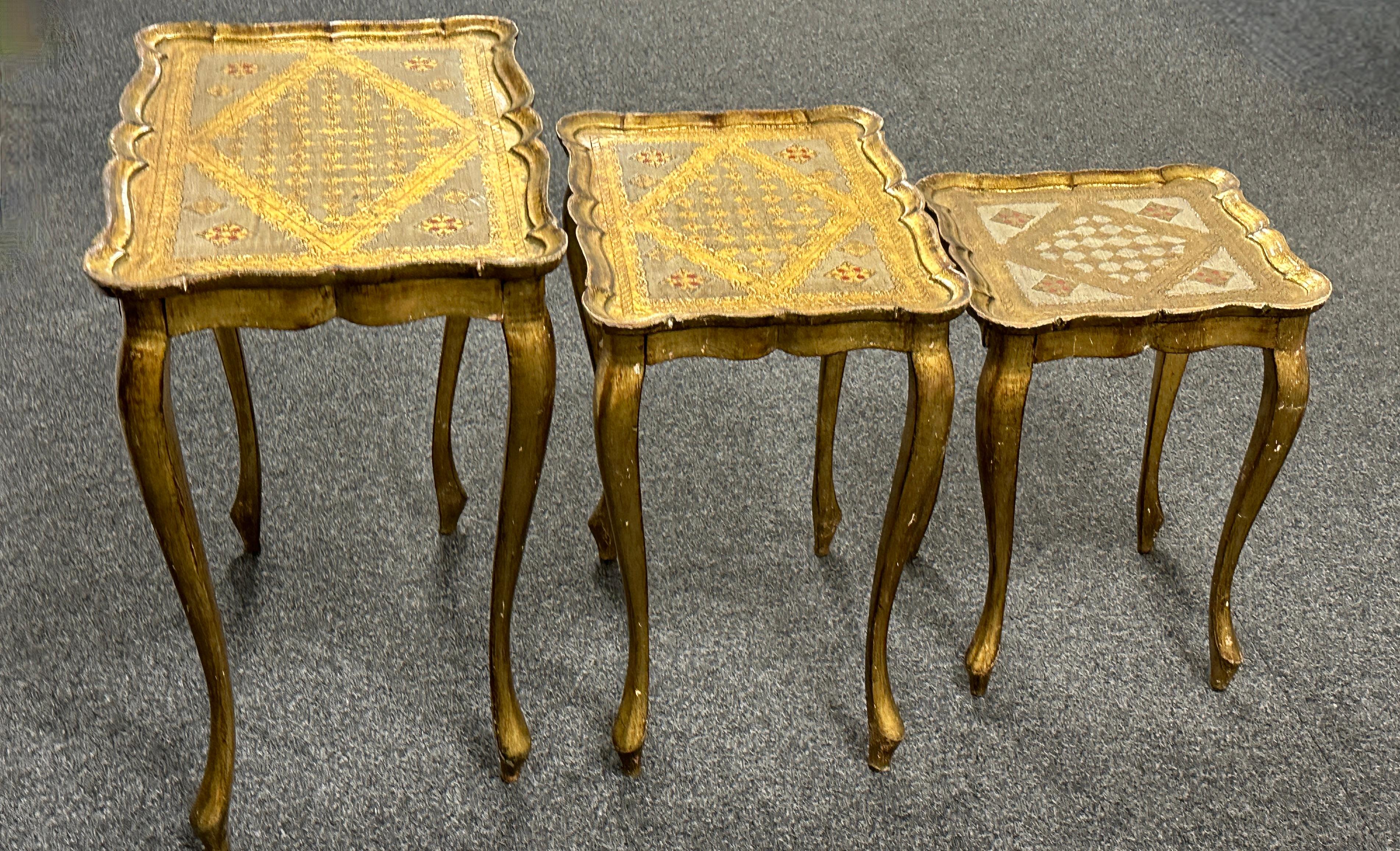 Gilded Wood Florentine Hollywood Regency Style Tole Set of Three Nesting Tables For Sale 6