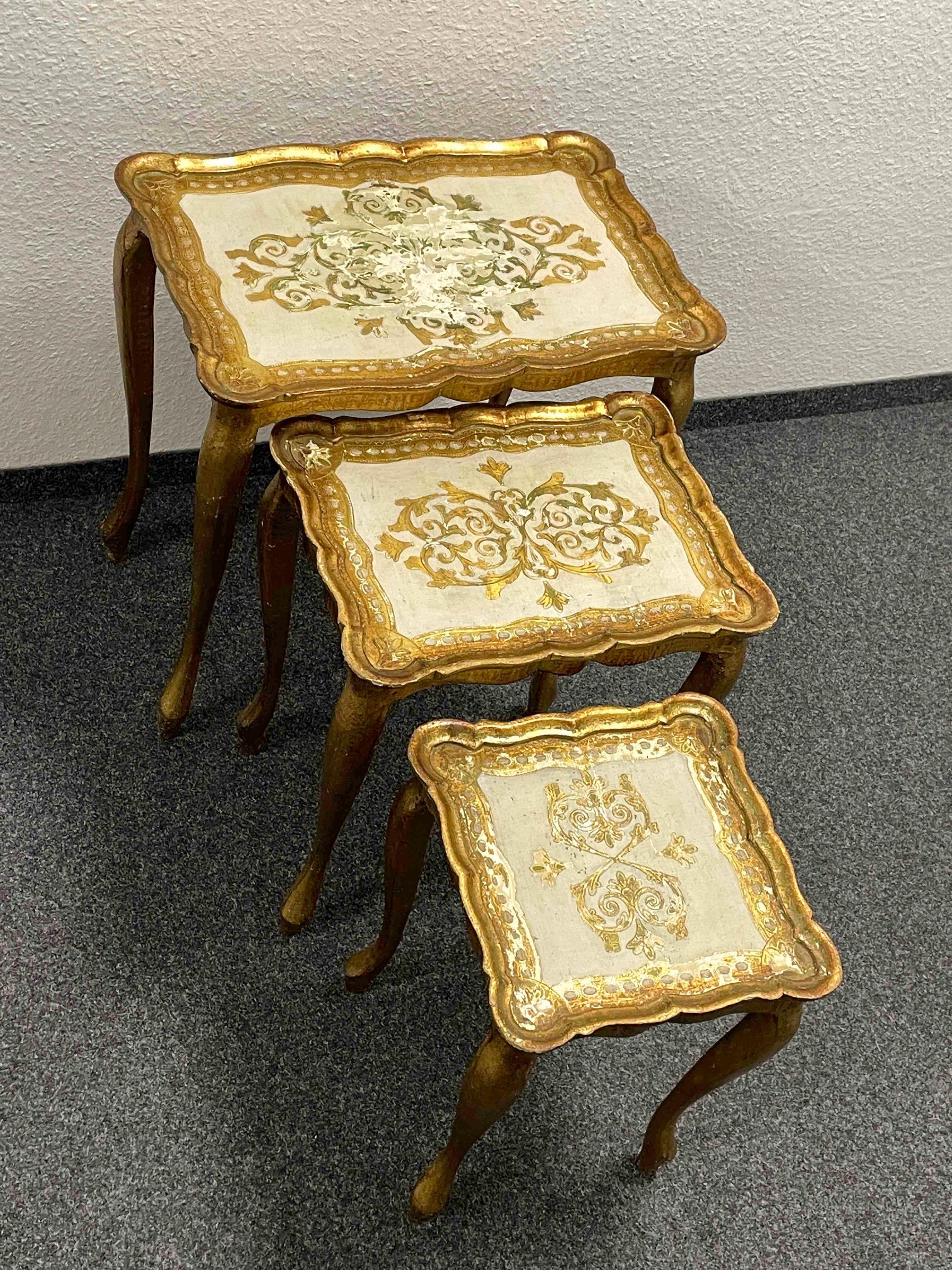 Gilded Wood Florentine Hollywood Regency Style Tole Set of Three Nesting Tables For Sale 5