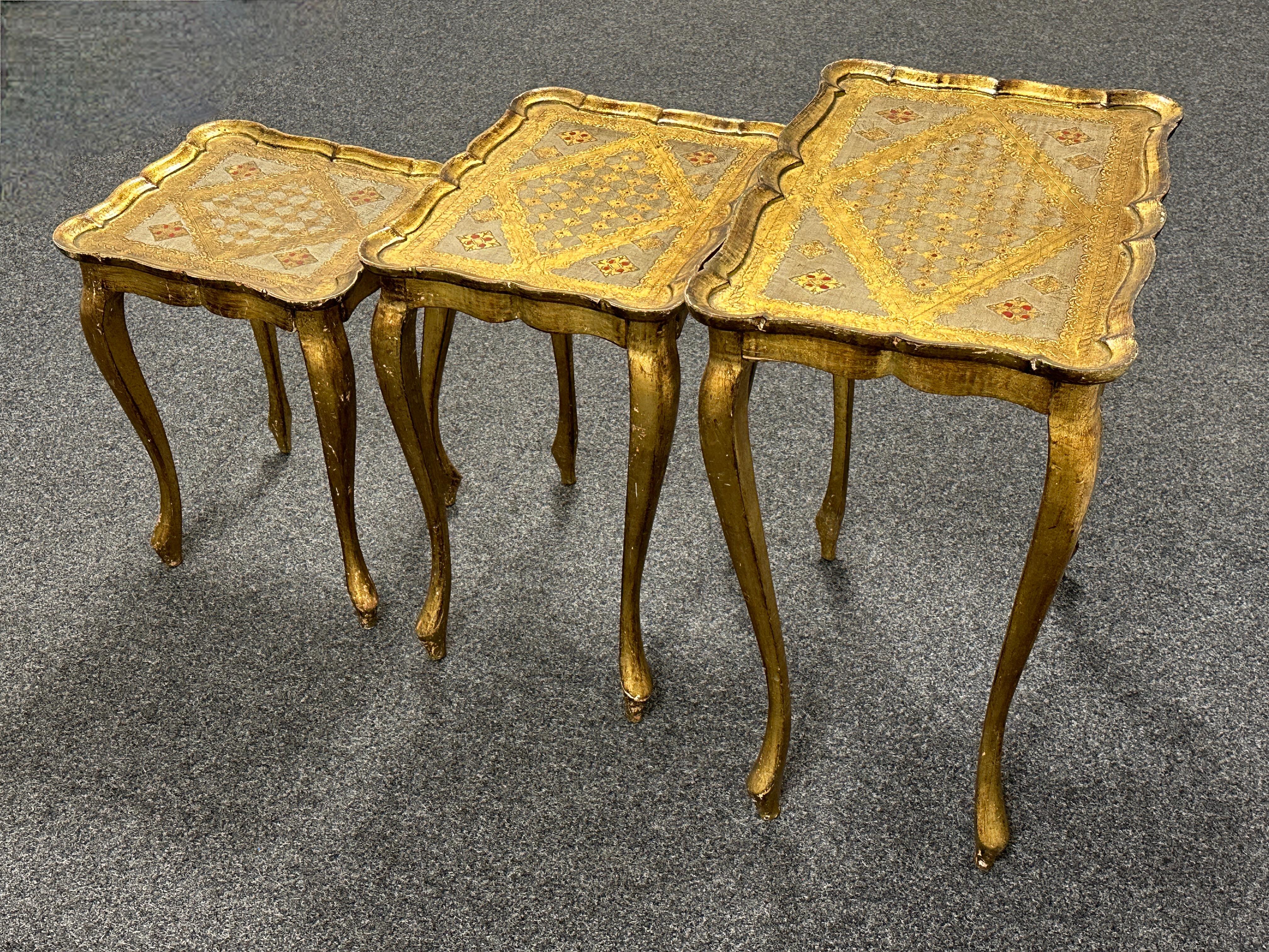 Gilded Wood Florentine Hollywood Regency Style Tole Set of Three Nesting Tables For Sale 7