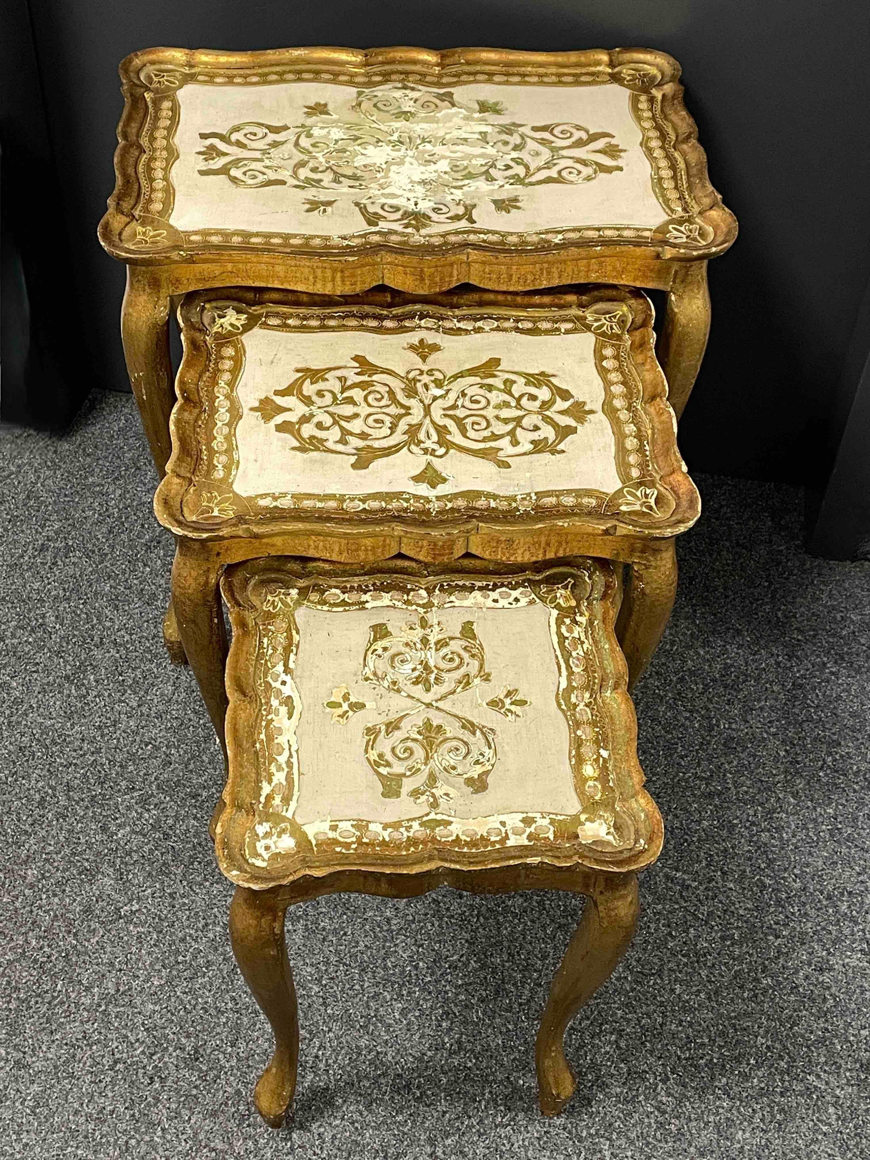 Mid-Century Modern Ensemble de trois tables gigognes en bois doré de style florentin Hollywood Regency en vente