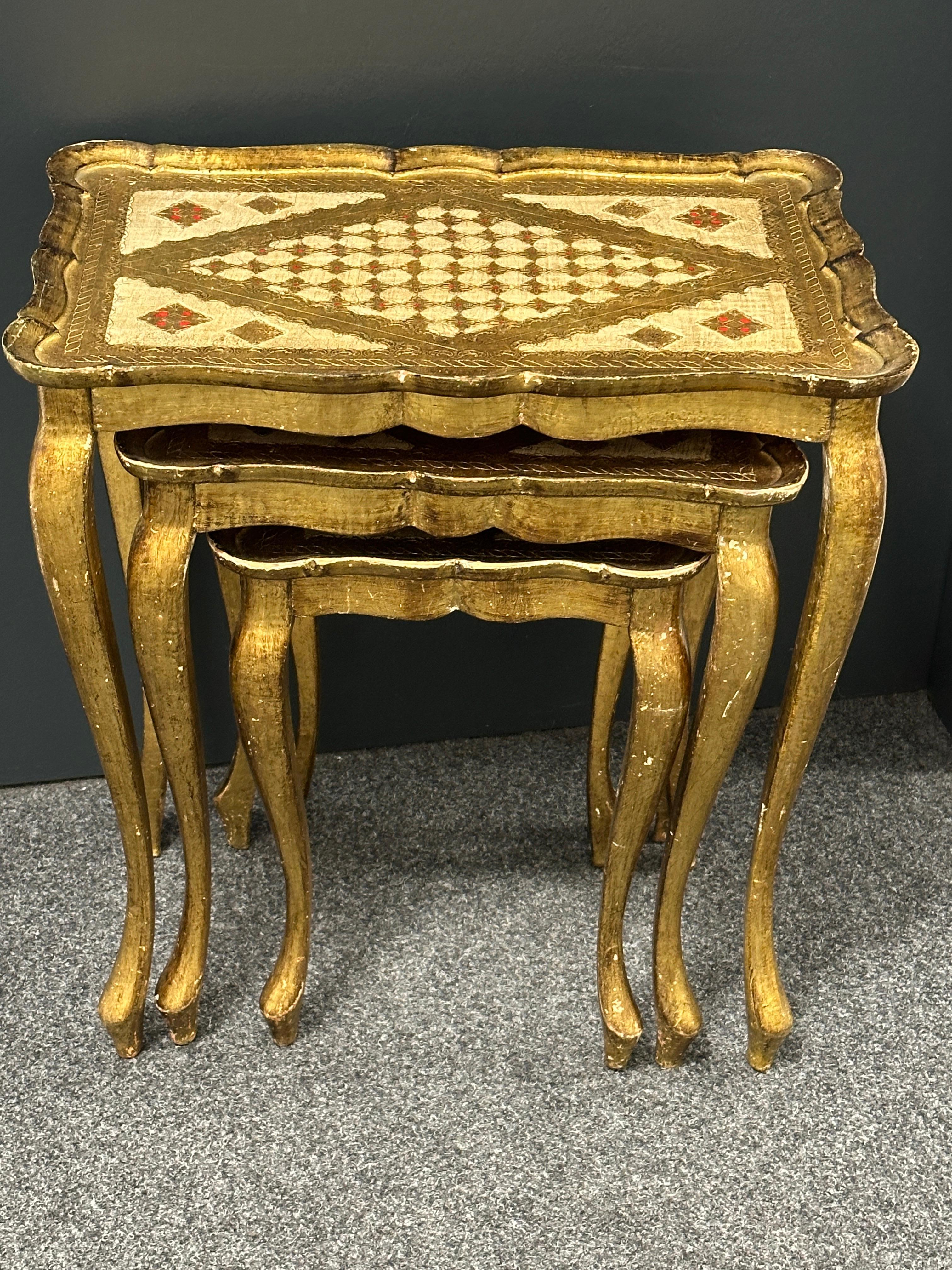 Italian Gilded Wood Florentine Hollywood Regency Style Tole Set of Three Nesting Tables For Sale