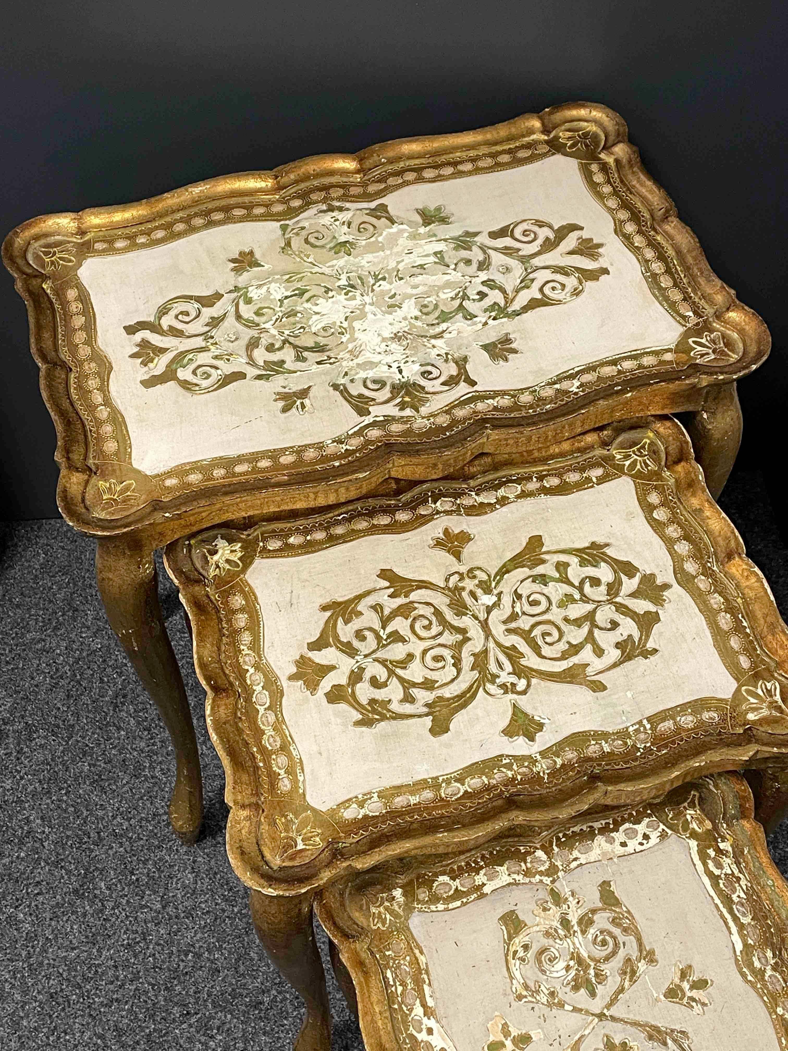 Mid-Century Modern Gilded Wood Florentine Hollywood Regency Style Tole Set of Three Nesting Tables For Sale
