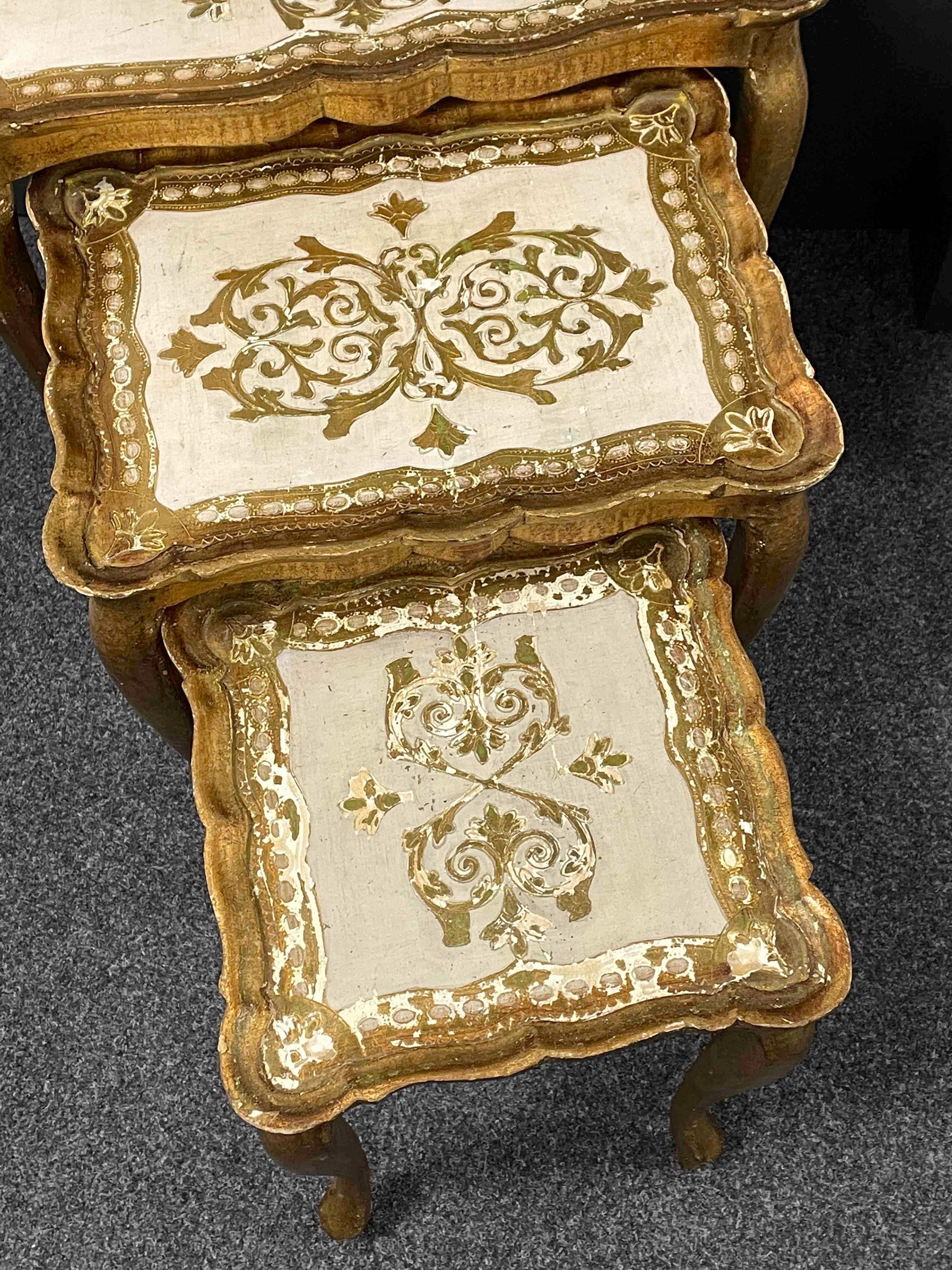 Italian Gilded Wood Florentine Hollywood Regency Style Tole Set of Three Nesting Tables For Sale