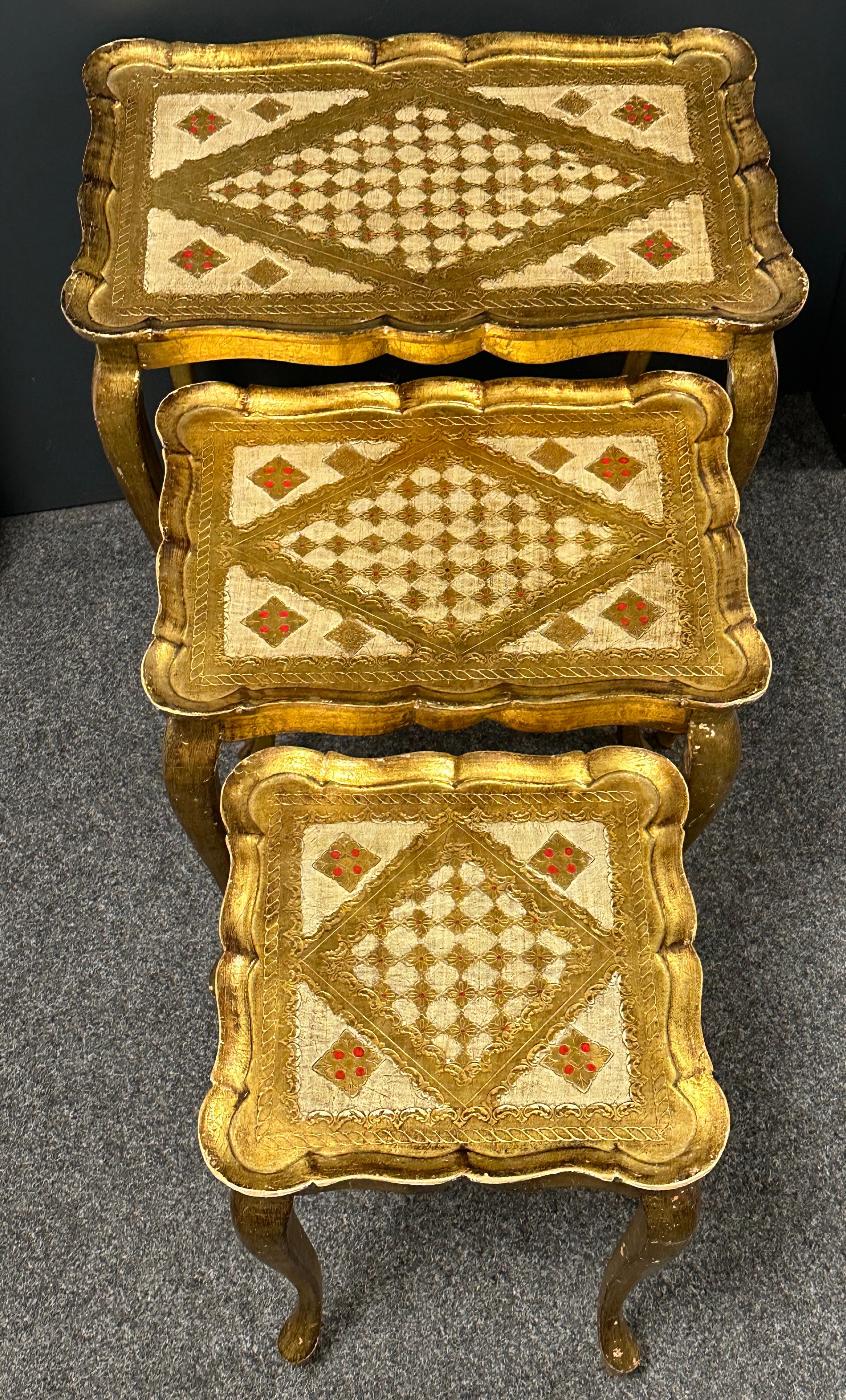 Vergoldetes Holz Florentine Hollywood Regency Stil Tole Satz von drei Nisttische (Mitte des 20. Jahrhunderts) im Angebot