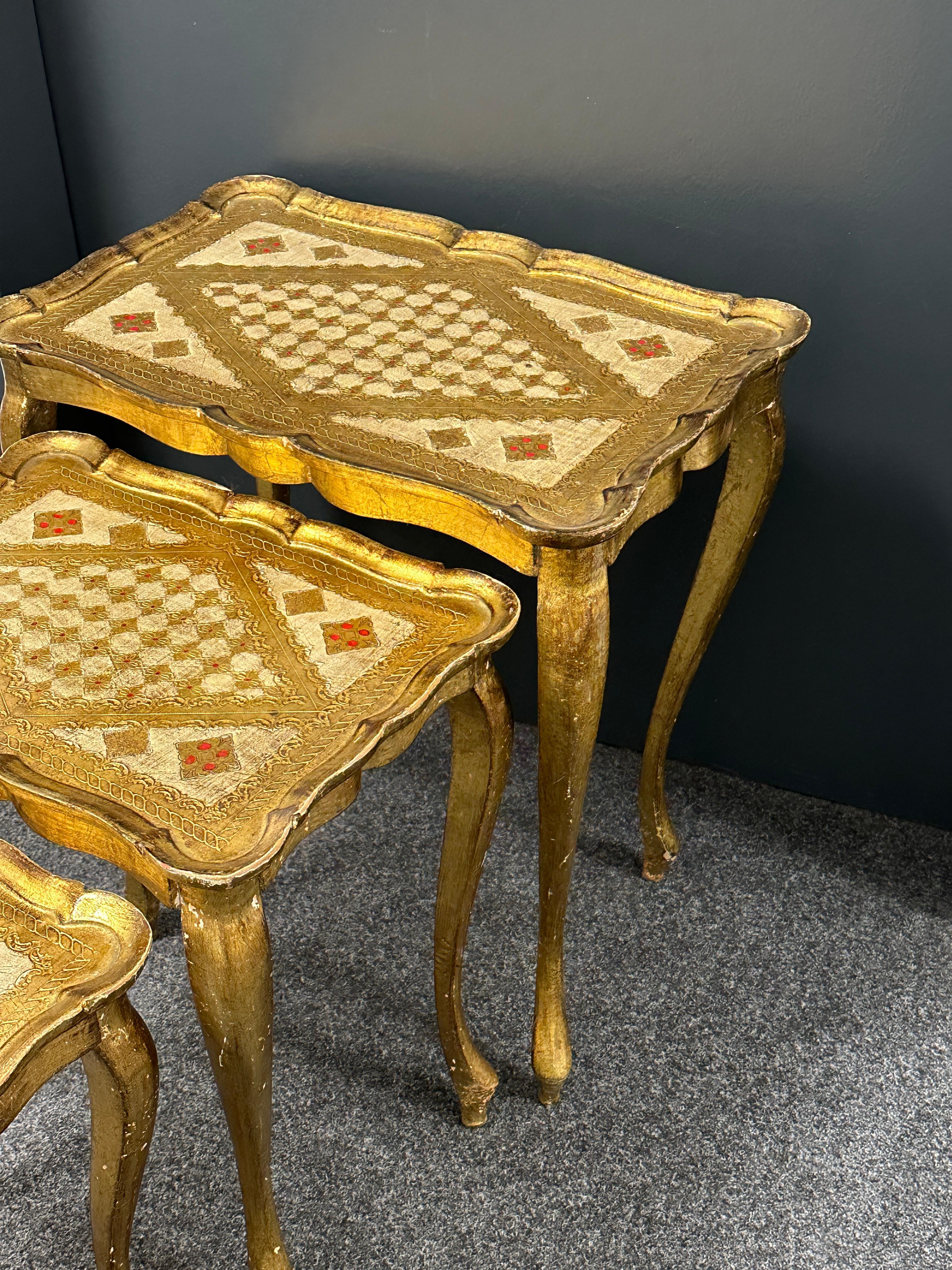 Mid-20th Century Gilded Wood Florentine Hollywood Regency Style Tole Set of Three Nesting Tables For Sale