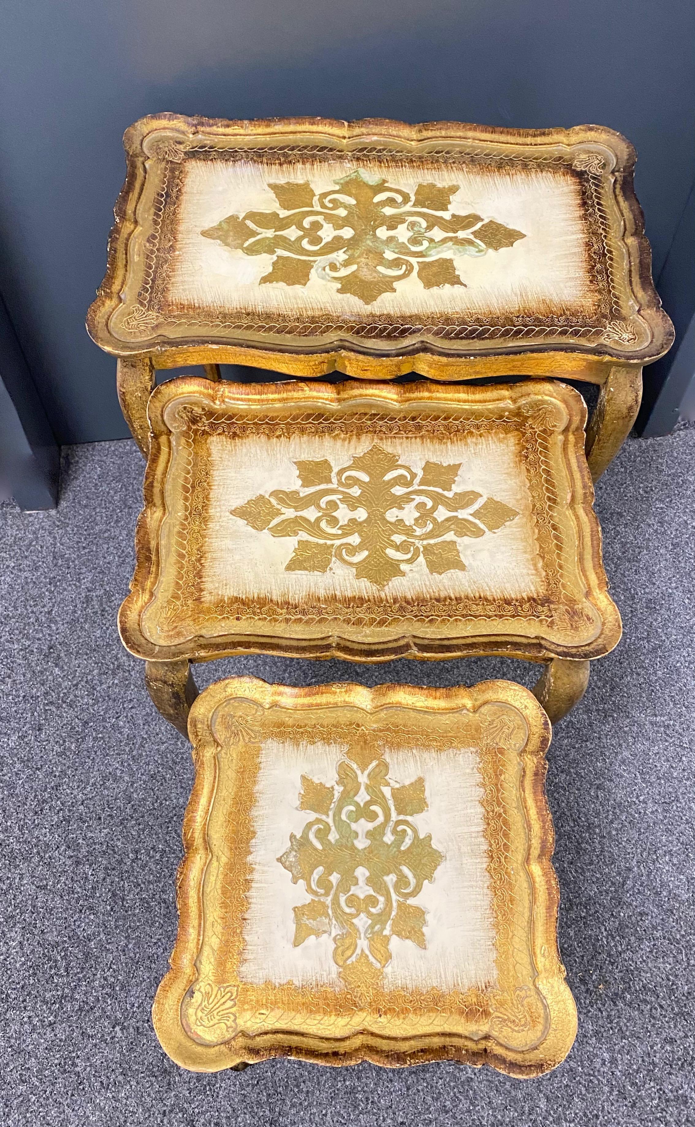 Gilded Wood Florentine Hollywood Regency Style Tole Set of Three Nesting Tables In Good Condition In Nuernberg, DE