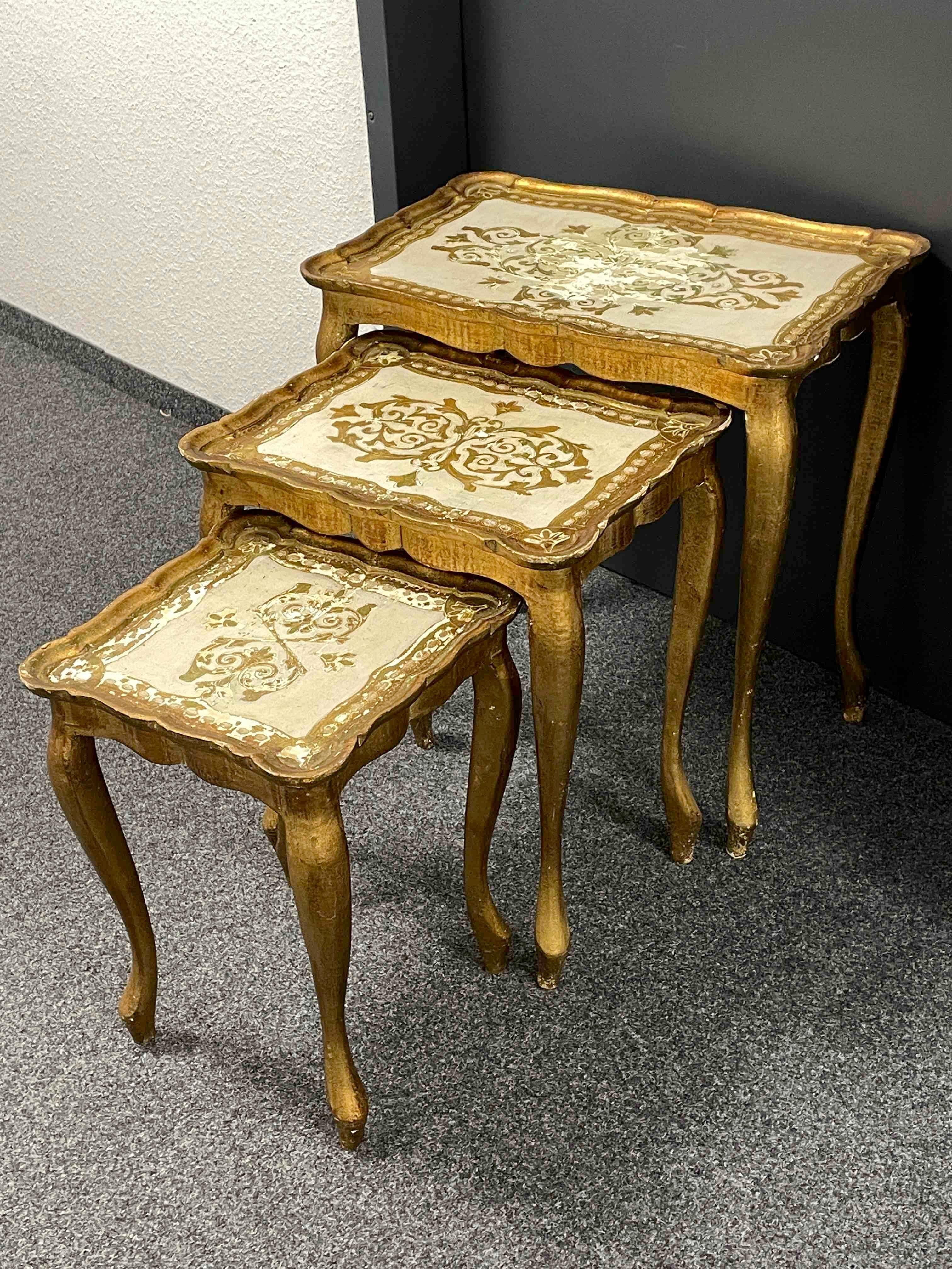 Gilded Wood Florentine Hollywood Regency Style Tole Set of Three Nesting Tables In Good Condition For Sale In Nuernberg, DE