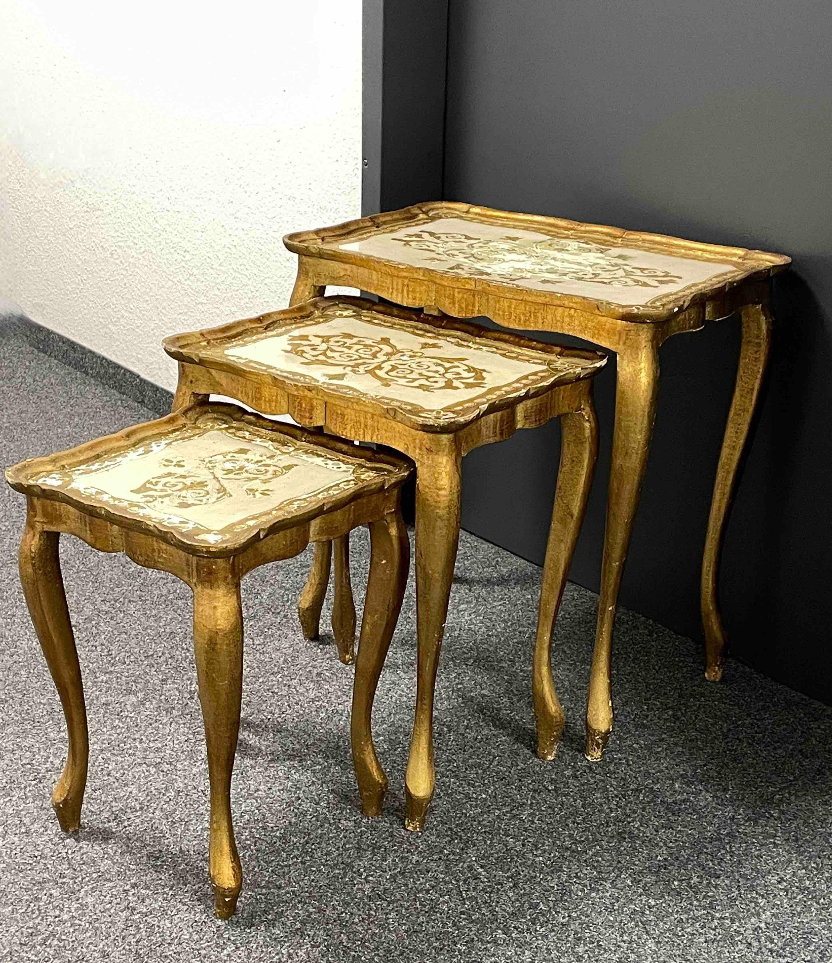 Set aus drei verschachtelten Tischen aus vergoldetem Holz im Florentiner Hollywood-Regency-Stil (Mitte des 20. Jahrhunderts) im Angebot