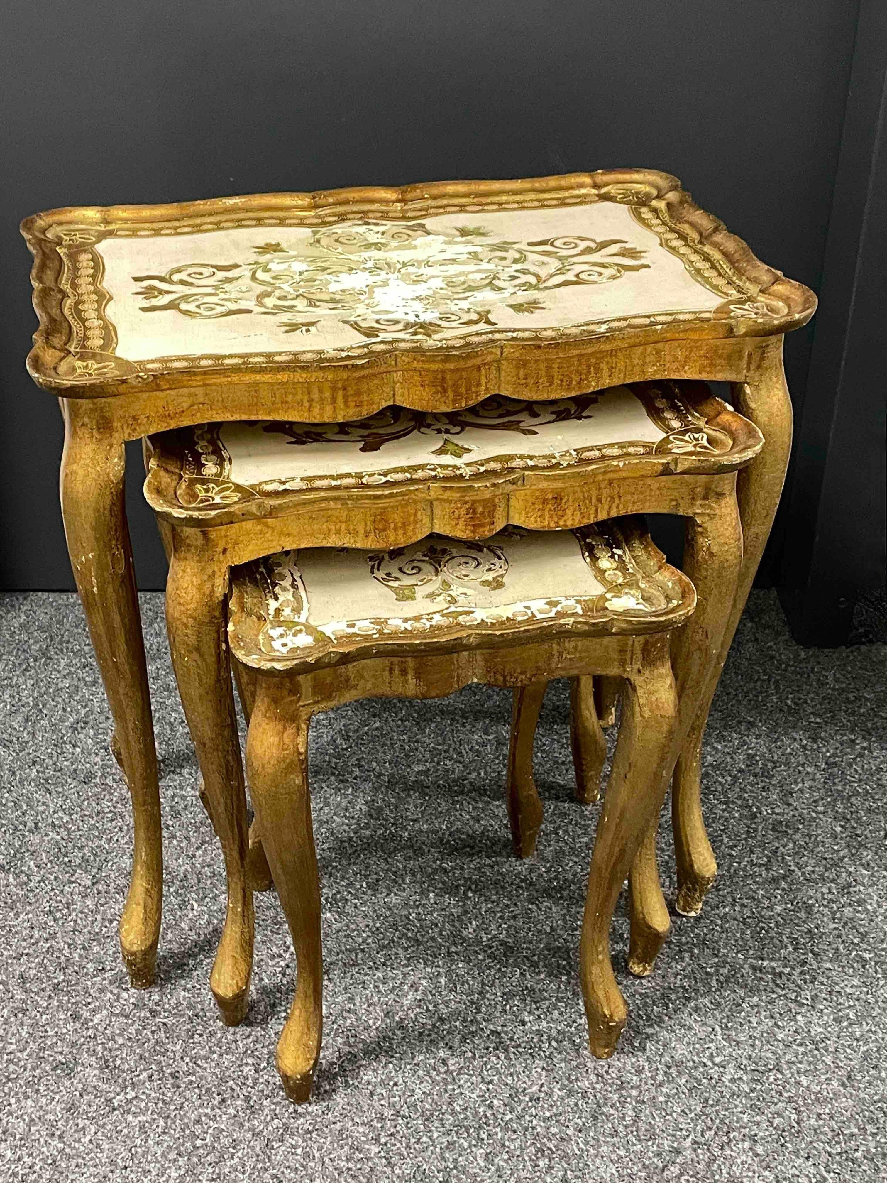 Metal Gilded Wood Florentine Hollywood Regency Style Tole Set of Three Nesting Tables For Sale