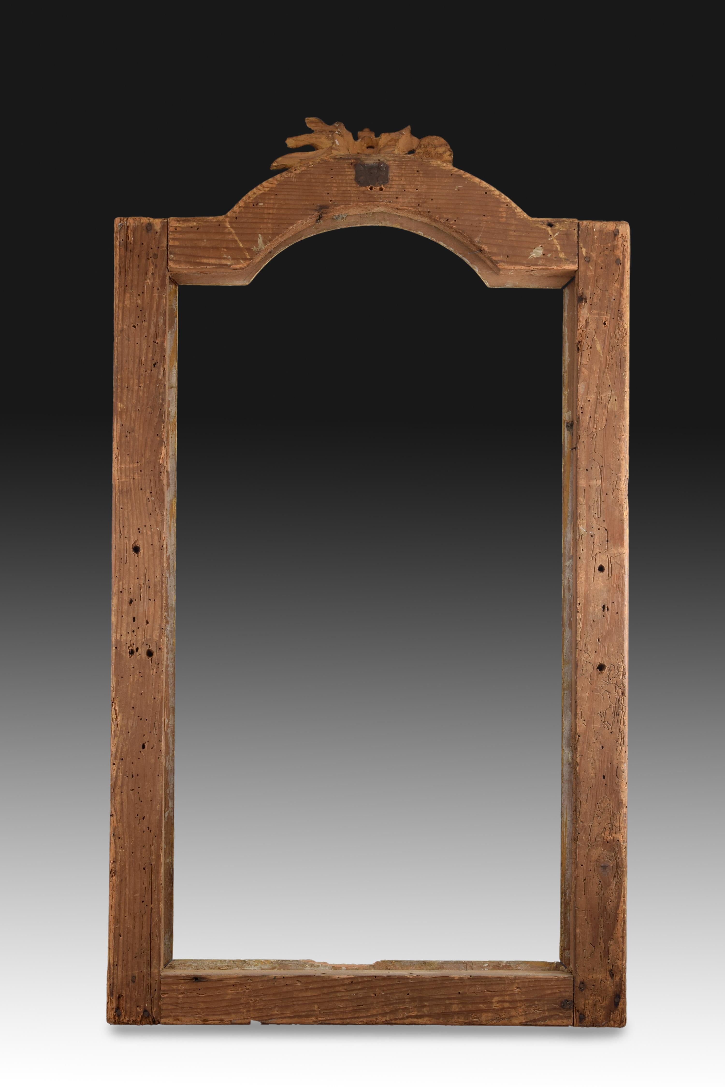 Framework. Carved and gilded wood, 18th century.
 Rectangular frame with a semicircular finish in the center of the upper part, crowned by a composition with leaves and elements of the Passion of Christ (Crown of Thorns, Nails ...) decorated by a