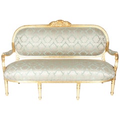 Settee française de style victorien encadrée de bois doré