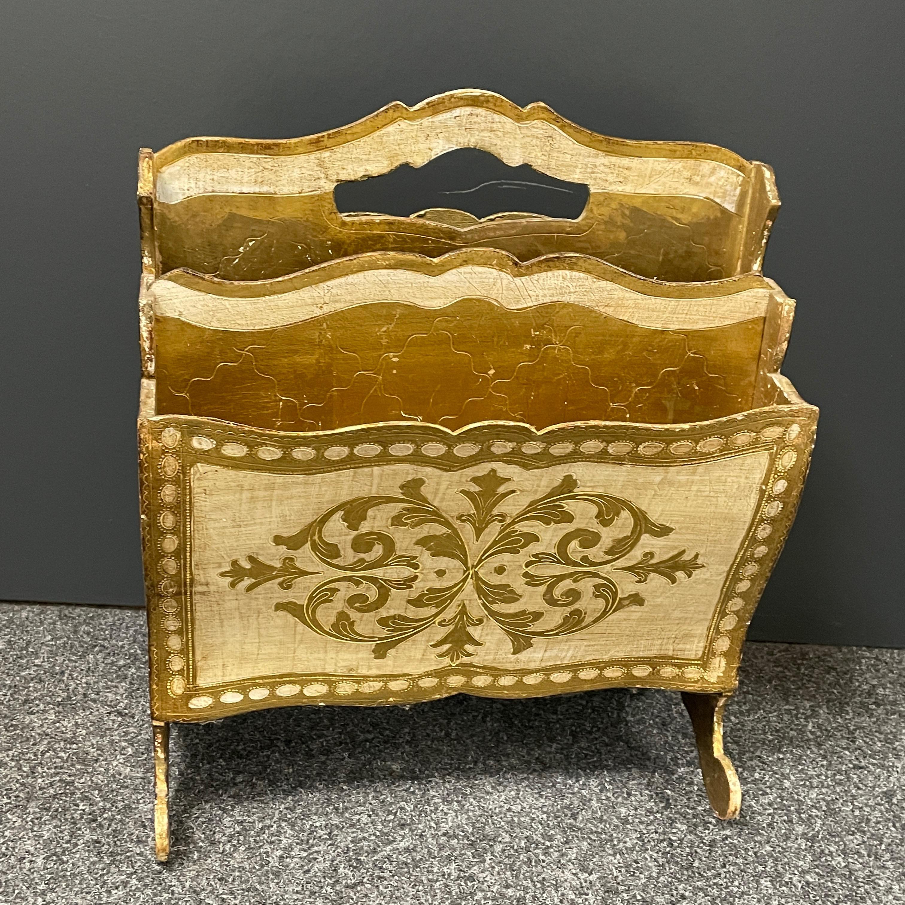 Magnifique porte-revues peint à l'italienne Florentine. Parfait comme support de rangement près de votre fauteuil de lecture. La pièce est en bel état ancien et patiné. Il y a de légères pertes de peinture et de dorure correspondant à son âge. La