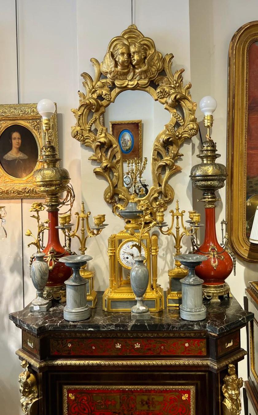 Espejo de Madera Dorada con Putti, Italia, Siglo XIX Tallado a mano en venta