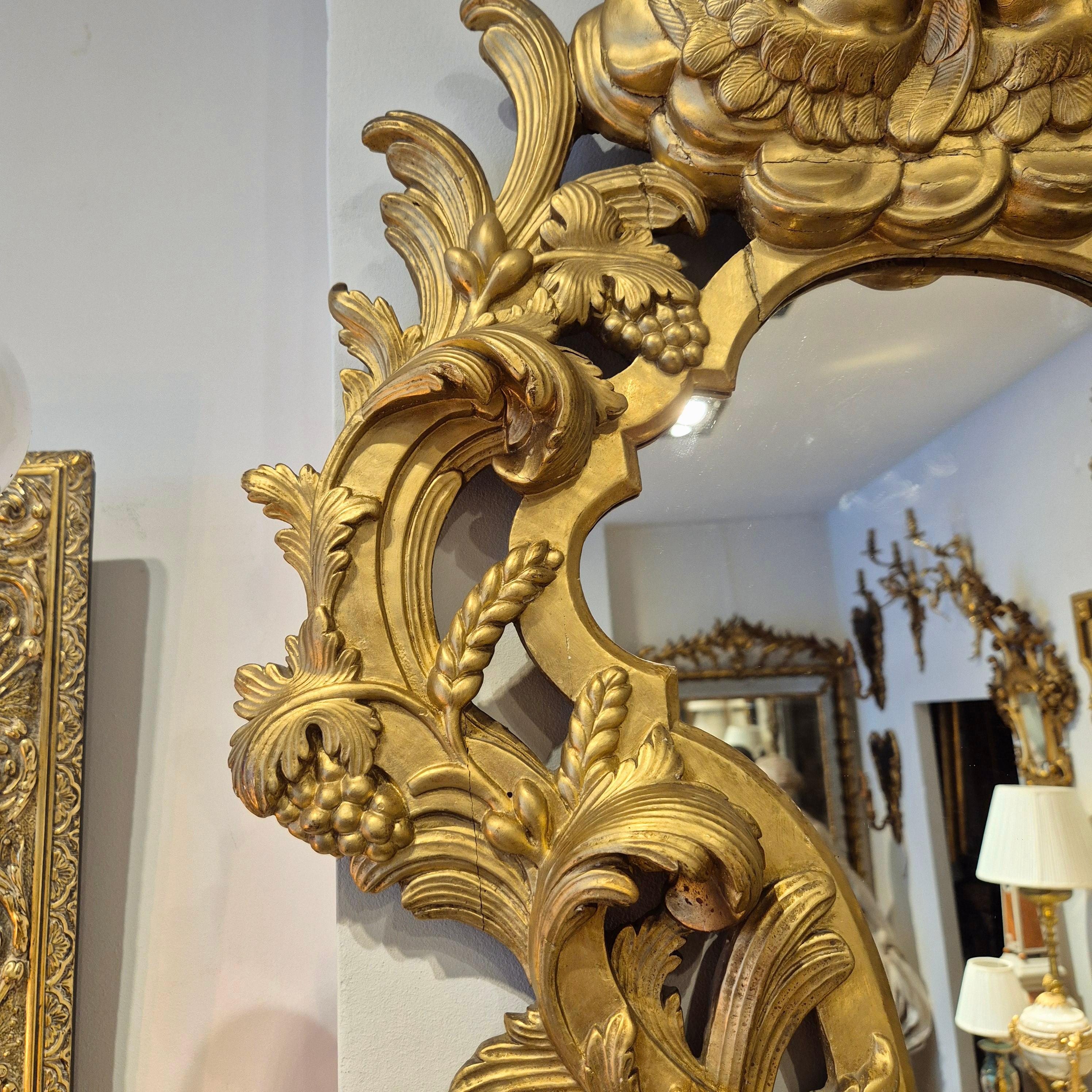 Espejo de Madera Dorada con Putti, Italia, Siglo XIX en Bueno estado para la venta en NICE, FR
