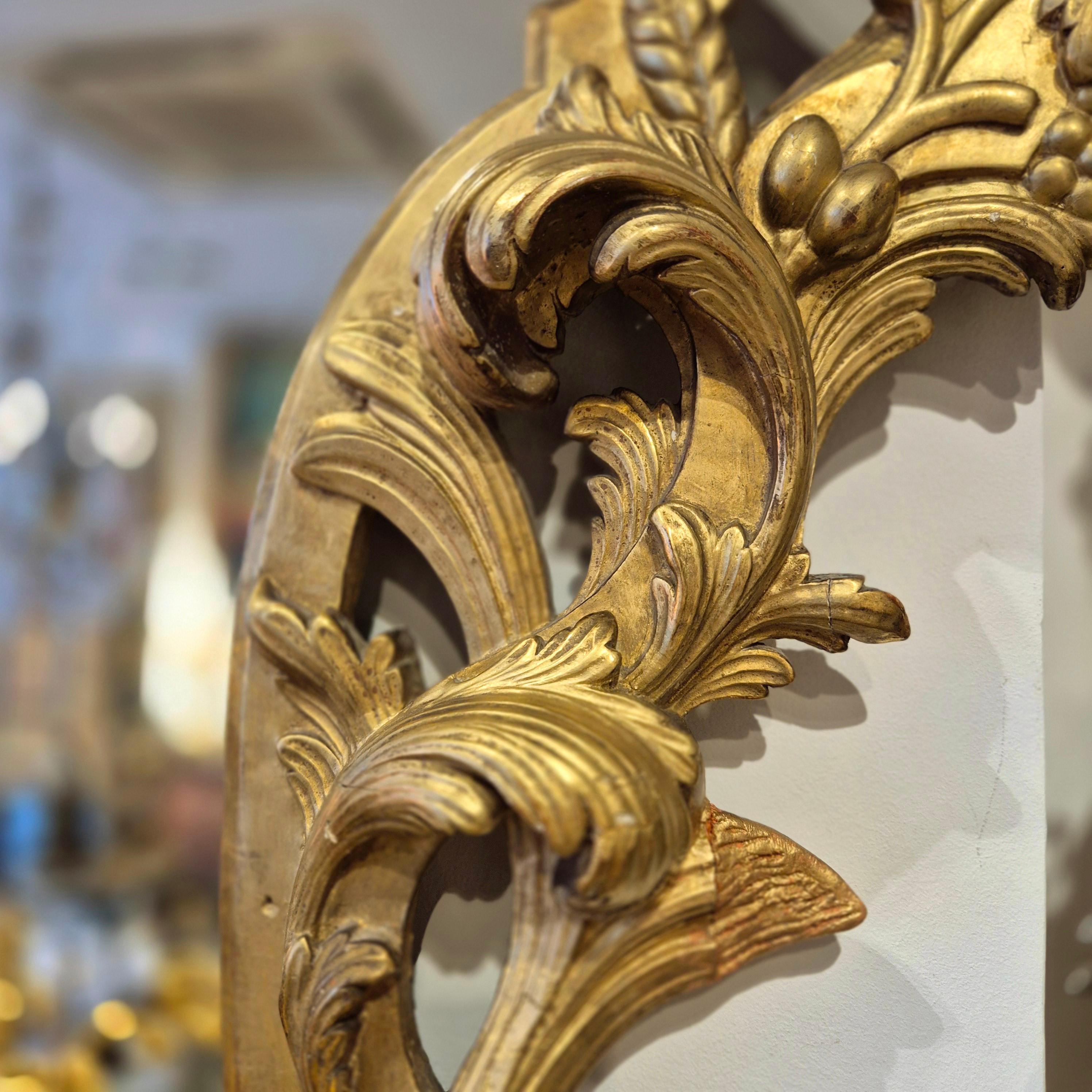 Espejo de Madera Dorada con Putti, Italia, Siglo XIX Fines del siglo XIX en venta